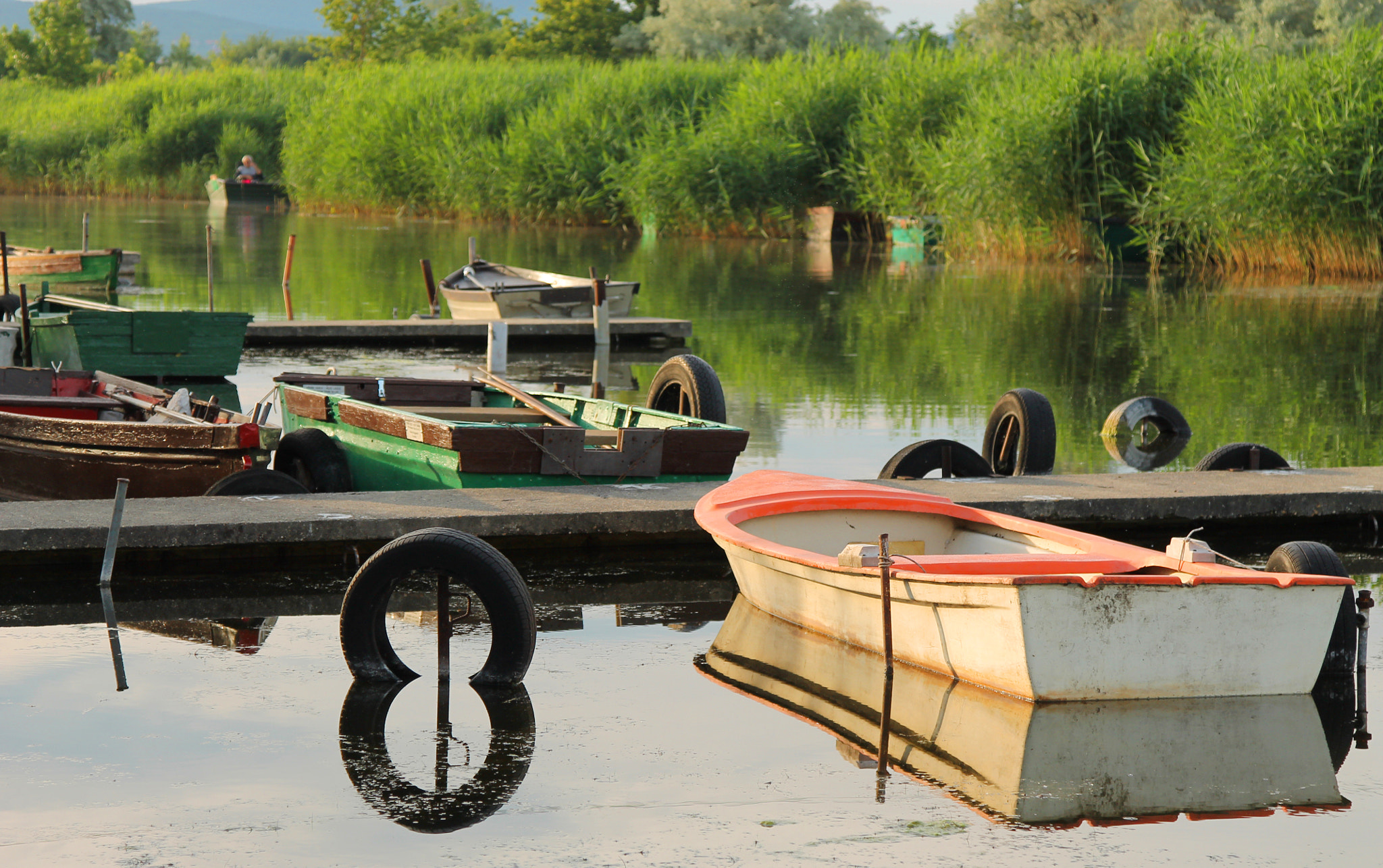 Canon EOS 1100D (EOS Rebel T3 / EOS Kiss X50) + Canon EF 24-105mm F4L IS USM sample photo. Still life at the waterside photography