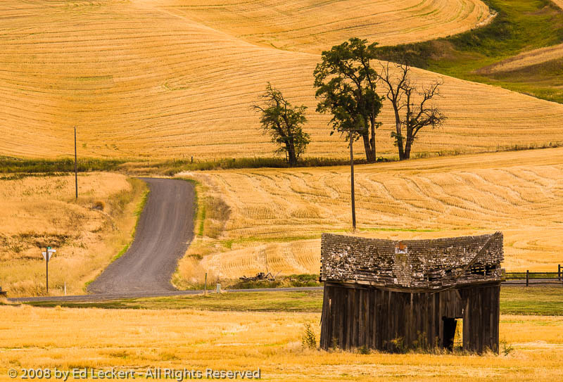 Canon EF 100-400mm F4.5-5.6L IS USM sample photo. Old shed on the side of the road, the palouse, washington photography