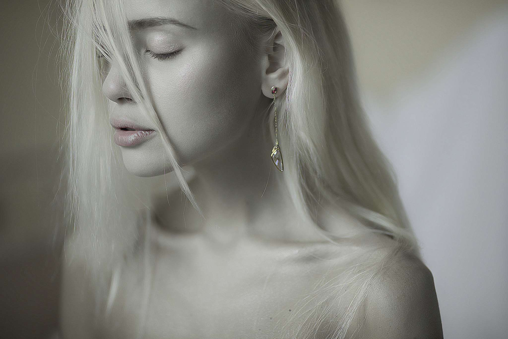Canon EOS 5DS R + Canon EF 135mm F2L USM sample photo. Fragility photography