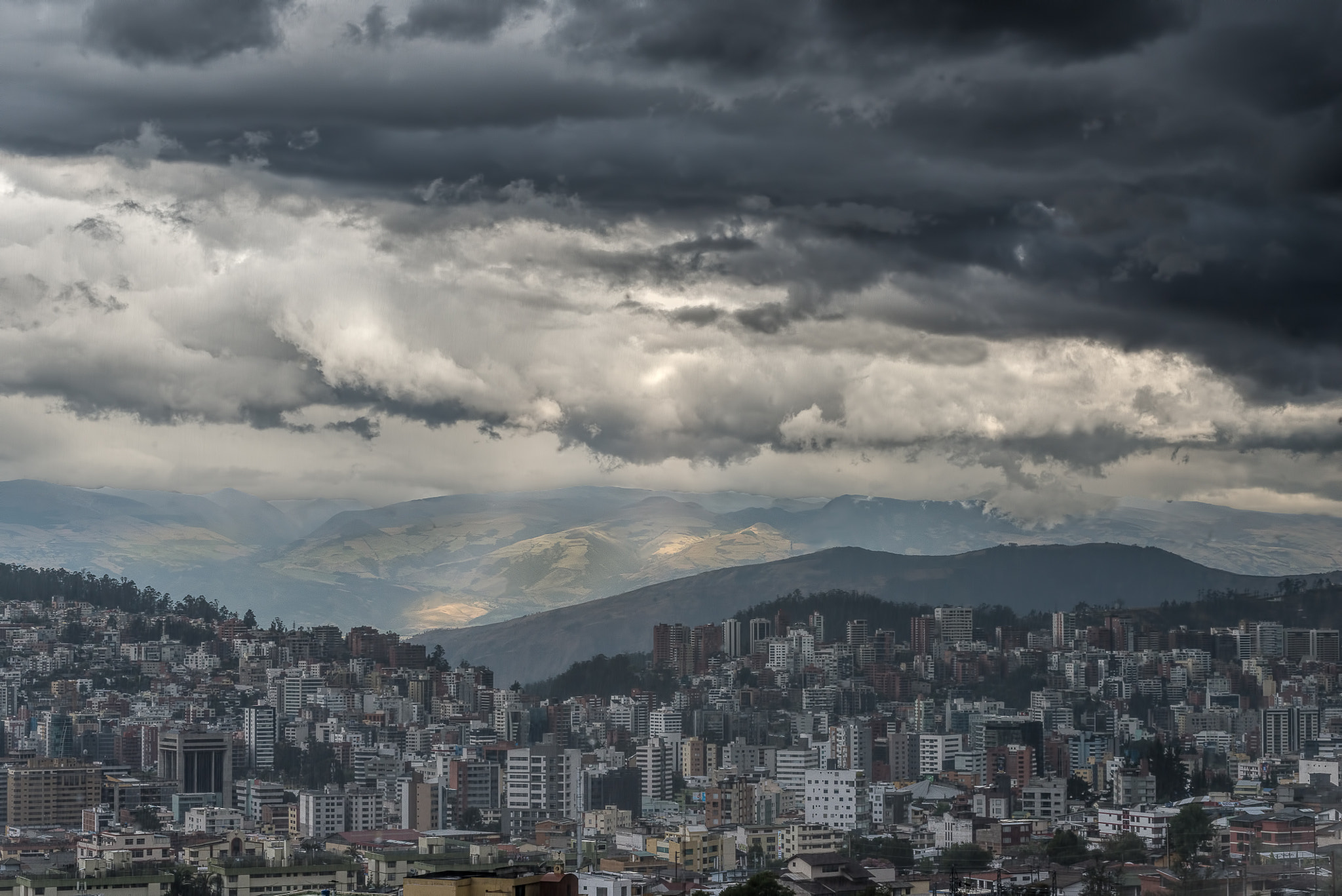 Nikon AF-Nikkor 80-200mm F2.8D ED sample photo. Quito bad weather photography