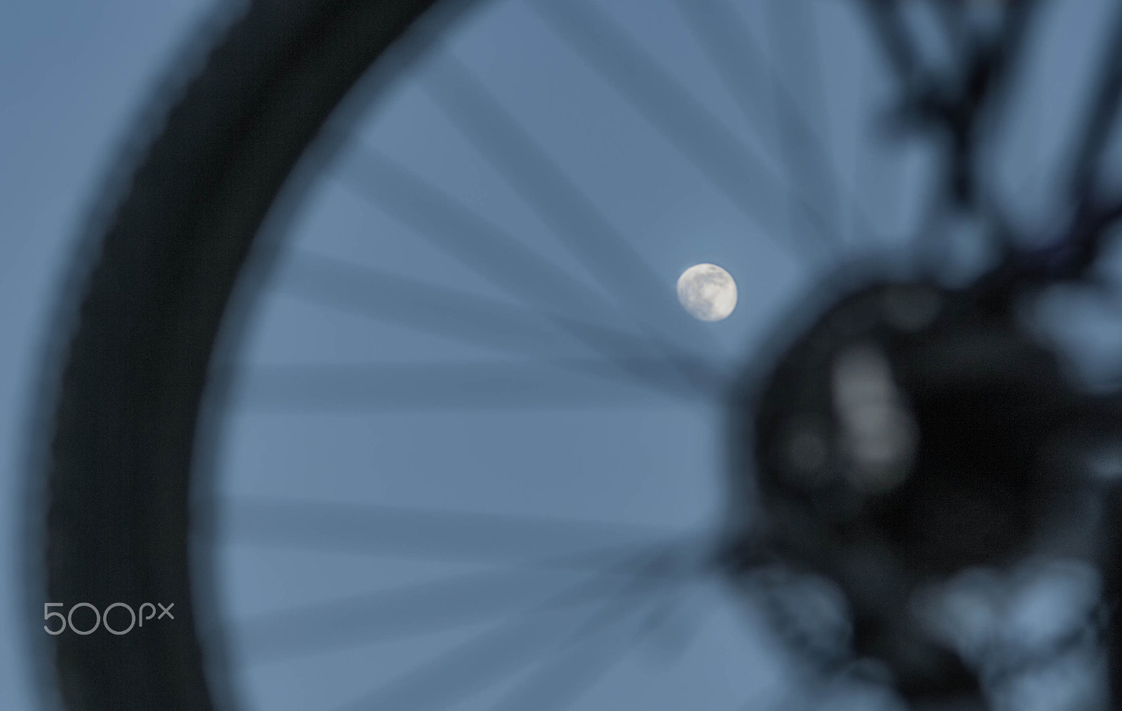 Canon EOS 1000D (EOS Digital Rebel XS / EOS Kiss F) sample photo. Moon in wheel photography