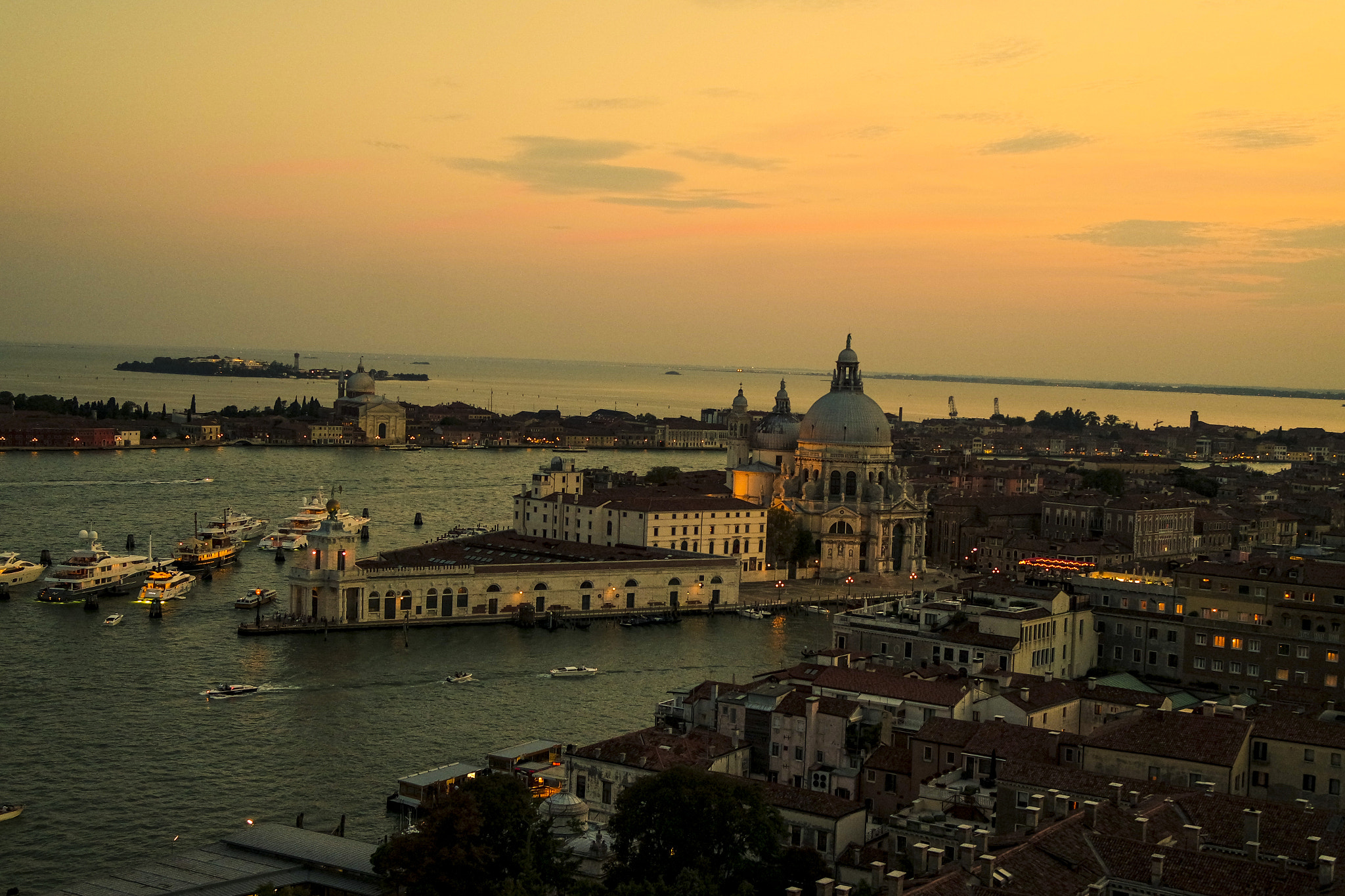 Samsung NX3000 + NX 20-50mm F3.5-5.6 sample photo. Venice twilight photography
