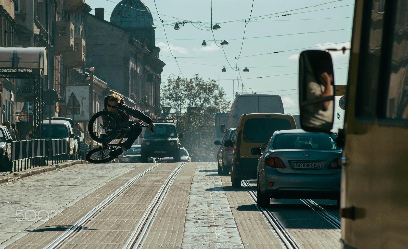 Canon EF 75-300mm F4.0-5.6 IS USM sample photo. The table top trick on lviv streets photography