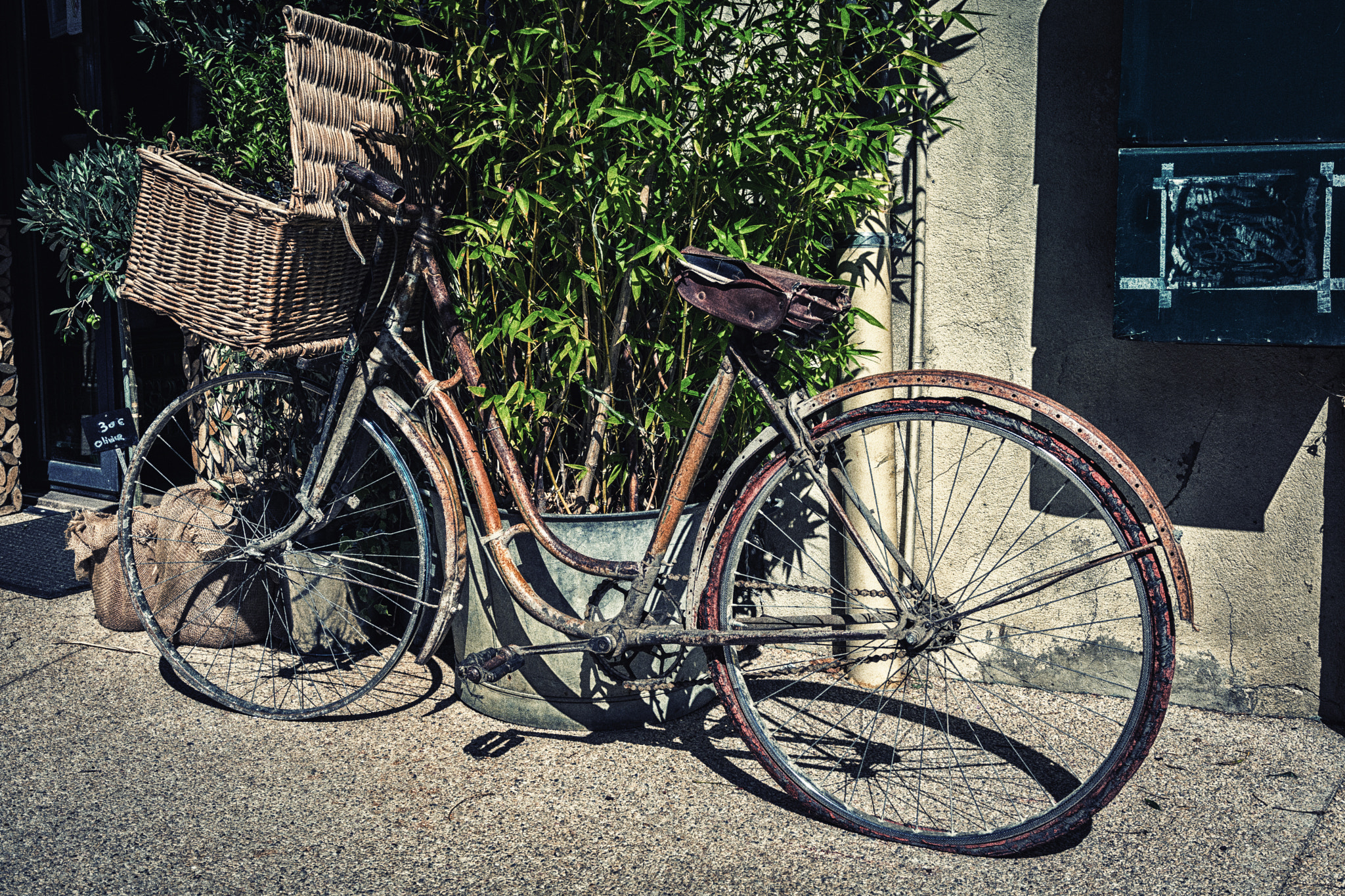 Nikon D3300 + Sigma 18-35mm F1.8 DC HSM Art sample photo. Old rusty bike photography