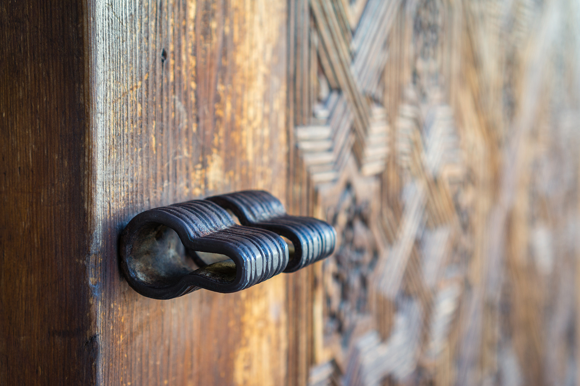 Sony Alpha NEX-6 + Sony E 35mm F1.8 OSS sample photo. Palace door photography