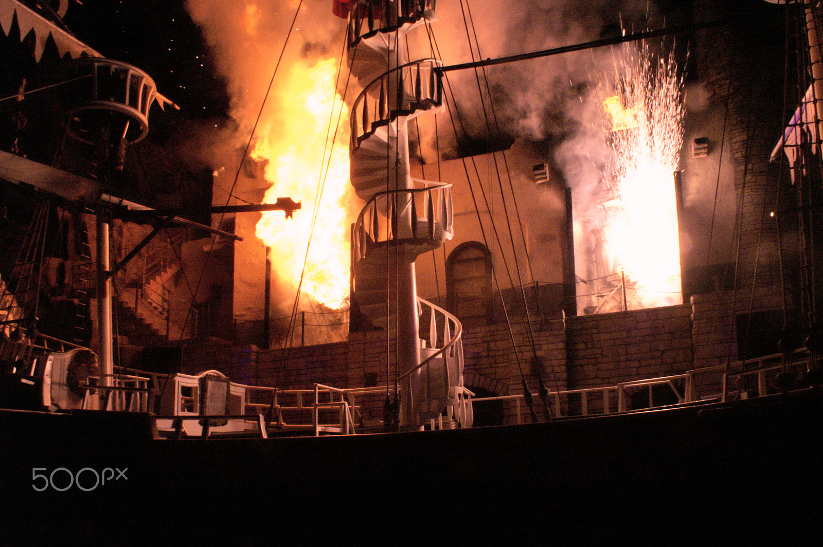 KONICA MINOLTA MAXXUM 5D sample photo. Treasure island pirate show photography