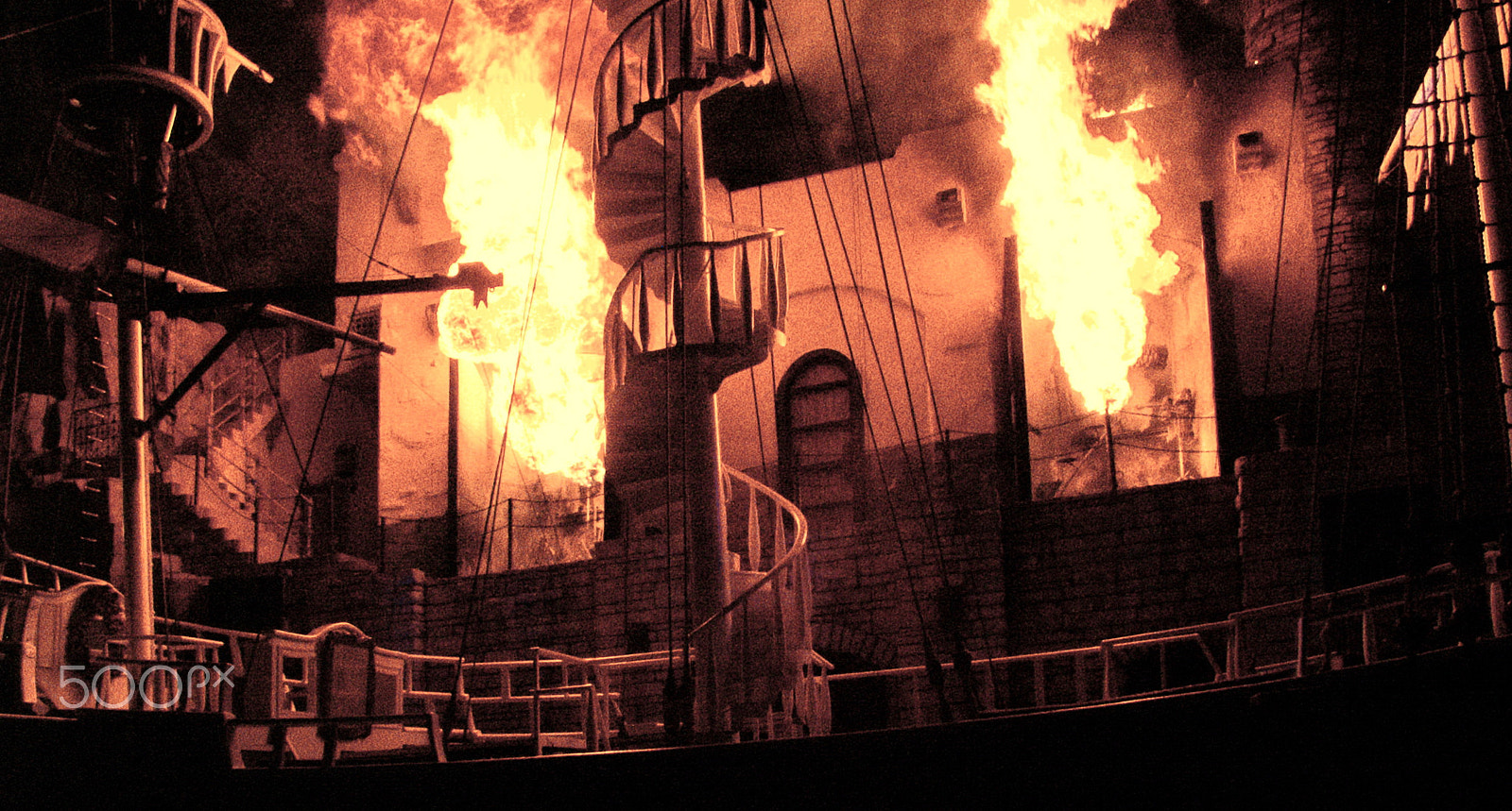 KONICA MINOLTA MAXXUM 5D sample photo. Treasure island pirate show photography