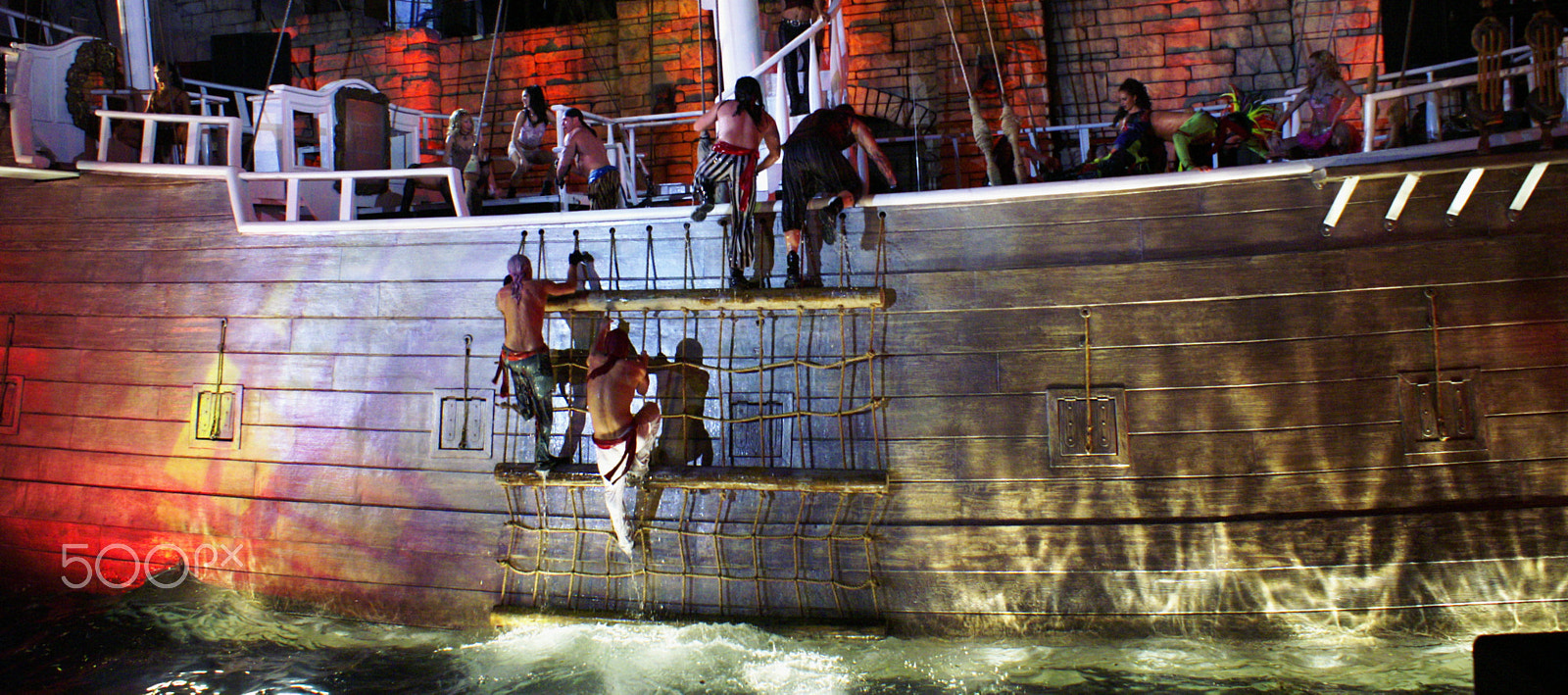 KONICA MINOLTA MAXXUM 5D sample photo. Treasure island pirate show photography