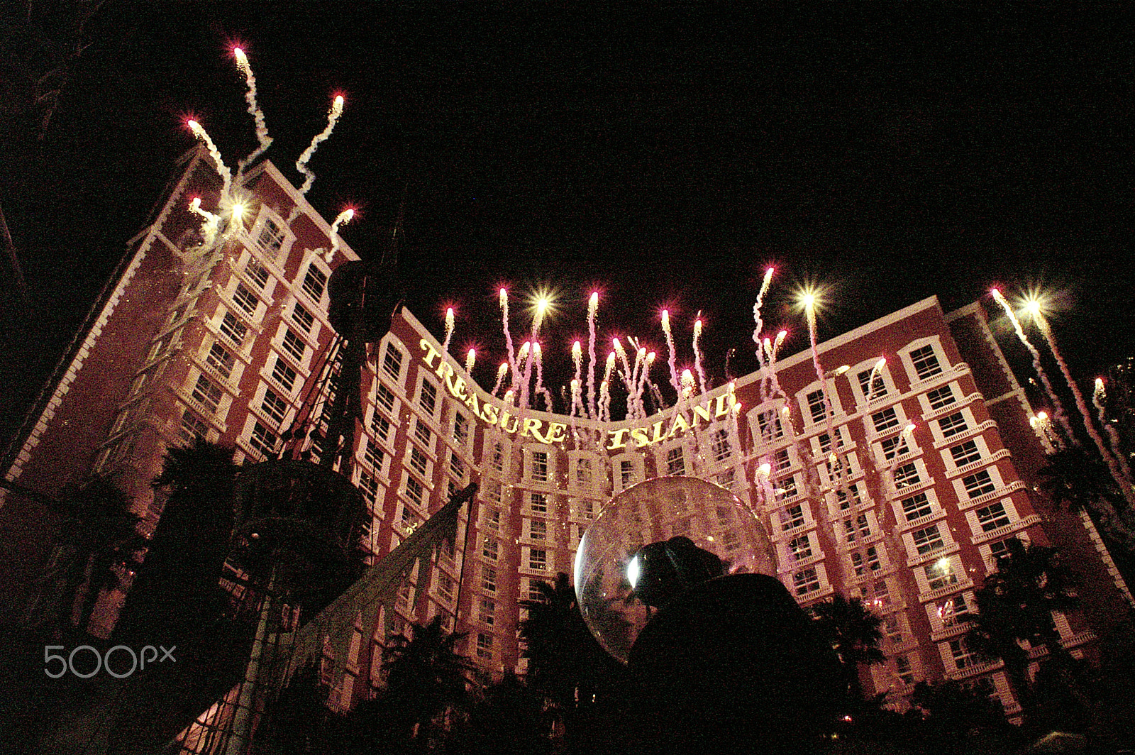KONICA MINOLTA MAXXUM 5D sample photo. Treasure island pirate show photography