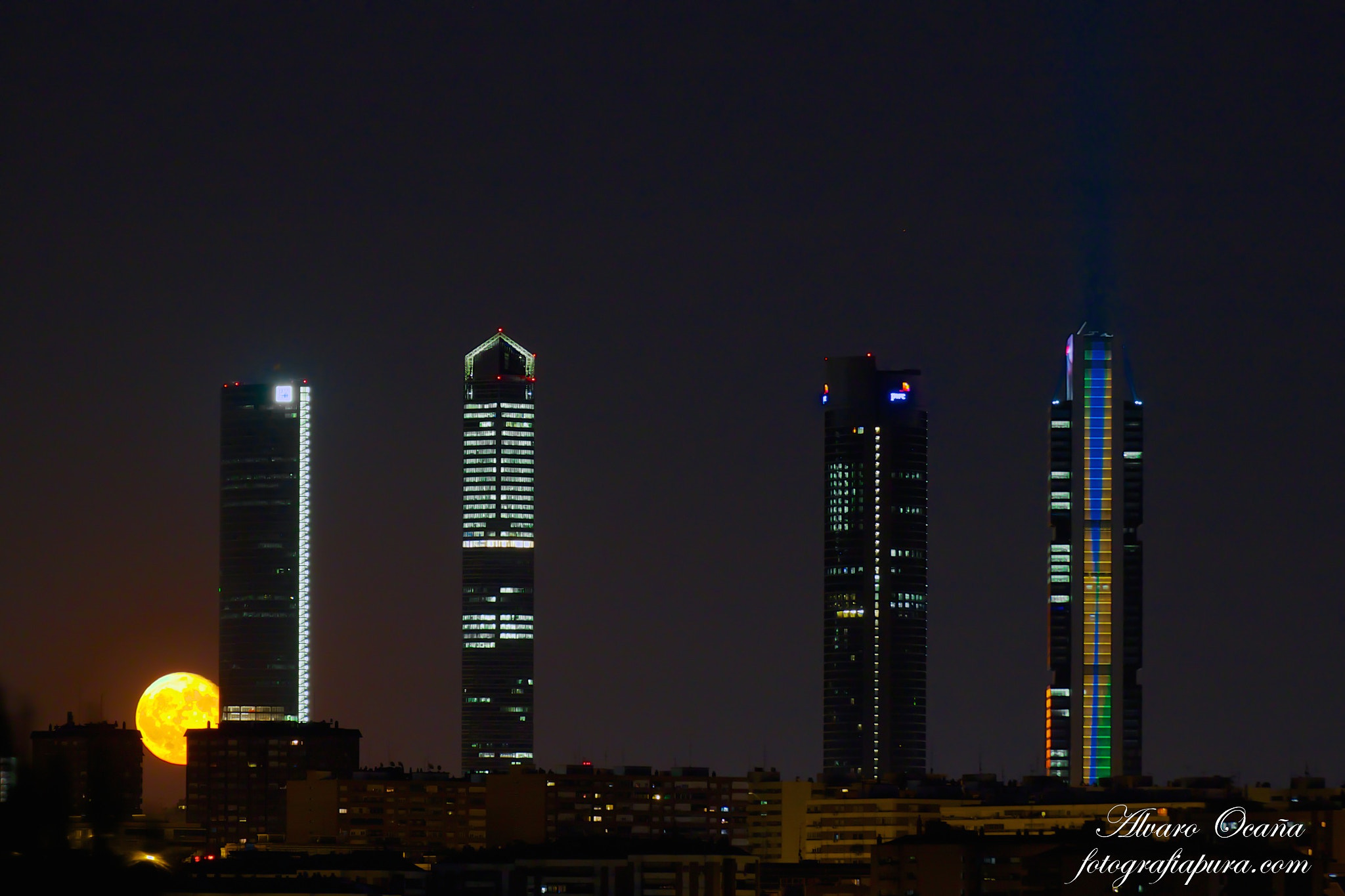 Canon EOS 500D (EOS Rebel T1i / EOS Kiss X3) + Tamron SP 70-300mm F4-5.6 Di VC USD sample photo. Full moon madrid towers (4 torres skyline) photography