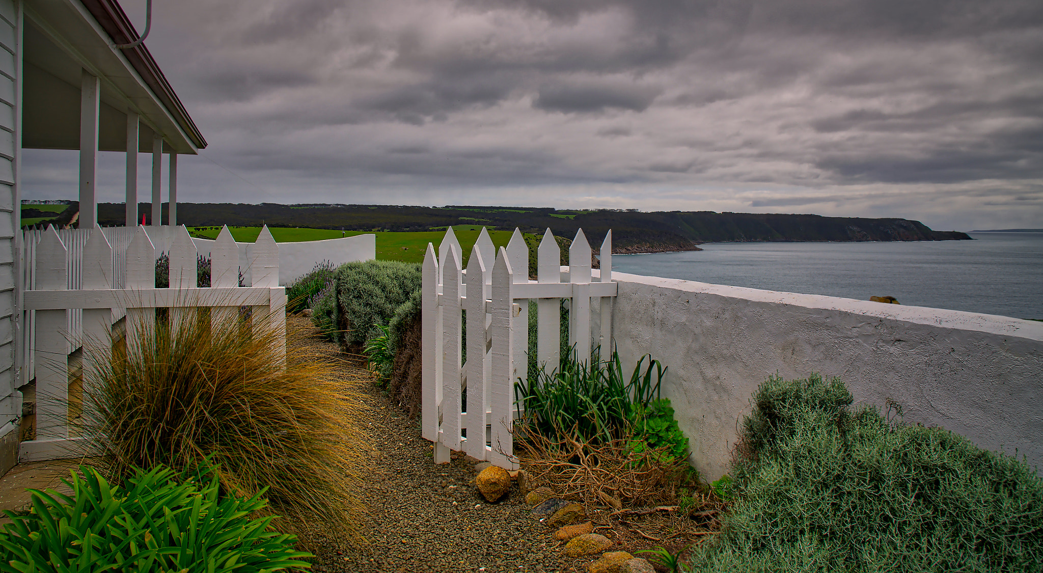 Sony a6000 + Sony Vario-Tessar T* E 16-70mm F4 ZA OSS sample photo. Picket fence photography