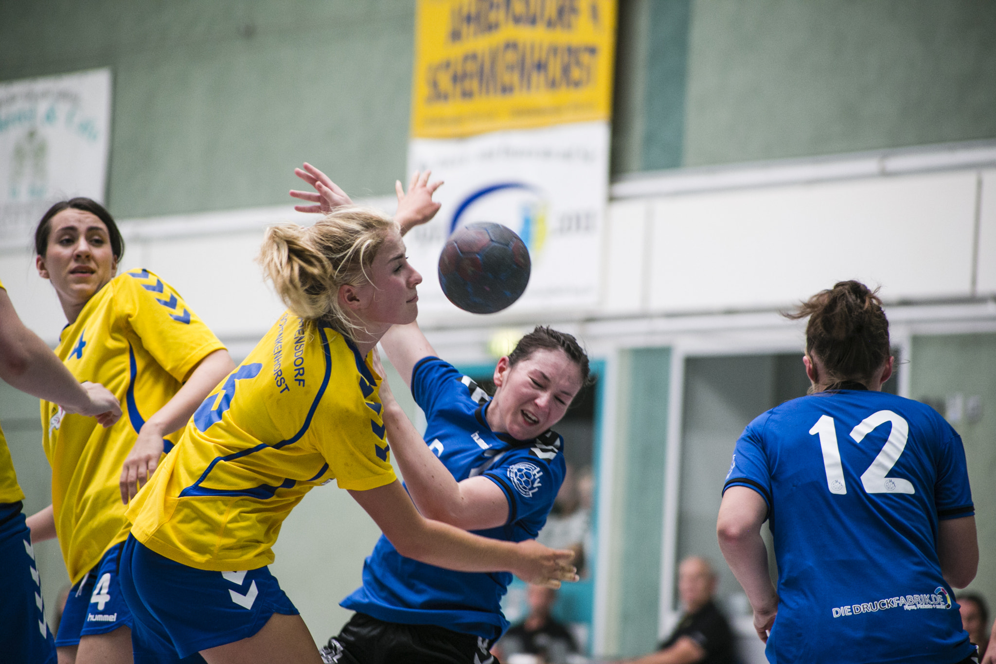 Canon EOS 6D + Canon EF 70-210mm f/3.5-4.5 USM sample photo. Handball#1 photography