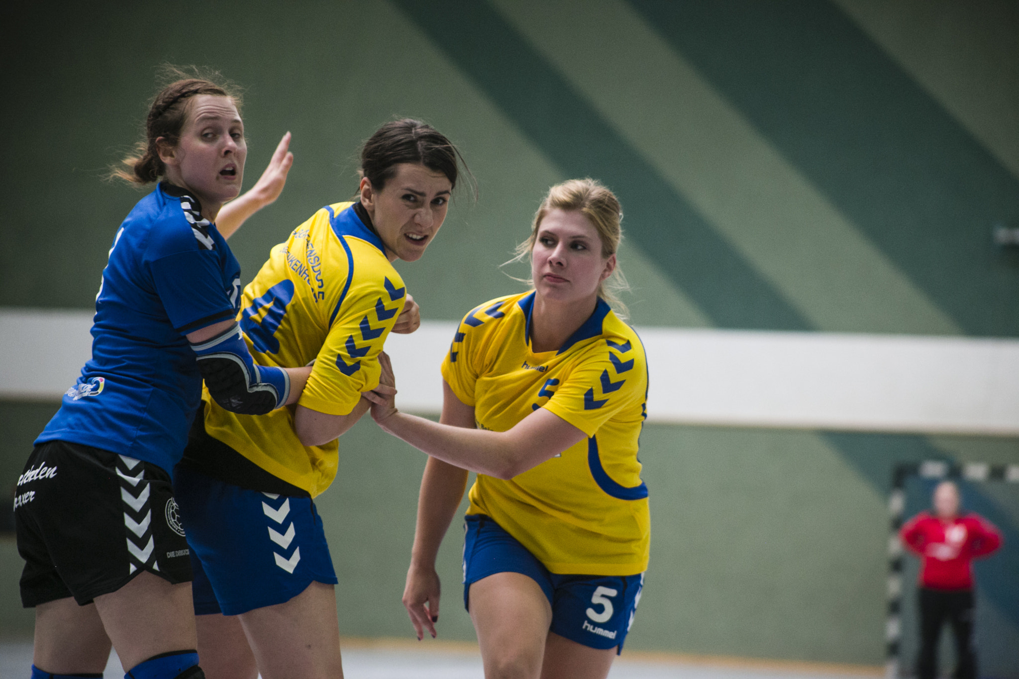 Canon EOS 6D + Canon EF 70-210mm f/3.5-4.5 USM sample photo. Handball#4 photography