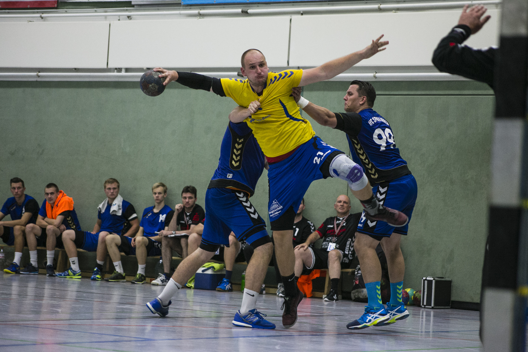 Canon EOS 6D + Canon EF 70-210mm f/3.5-4.5 USM sample photo. Handball#5 photography