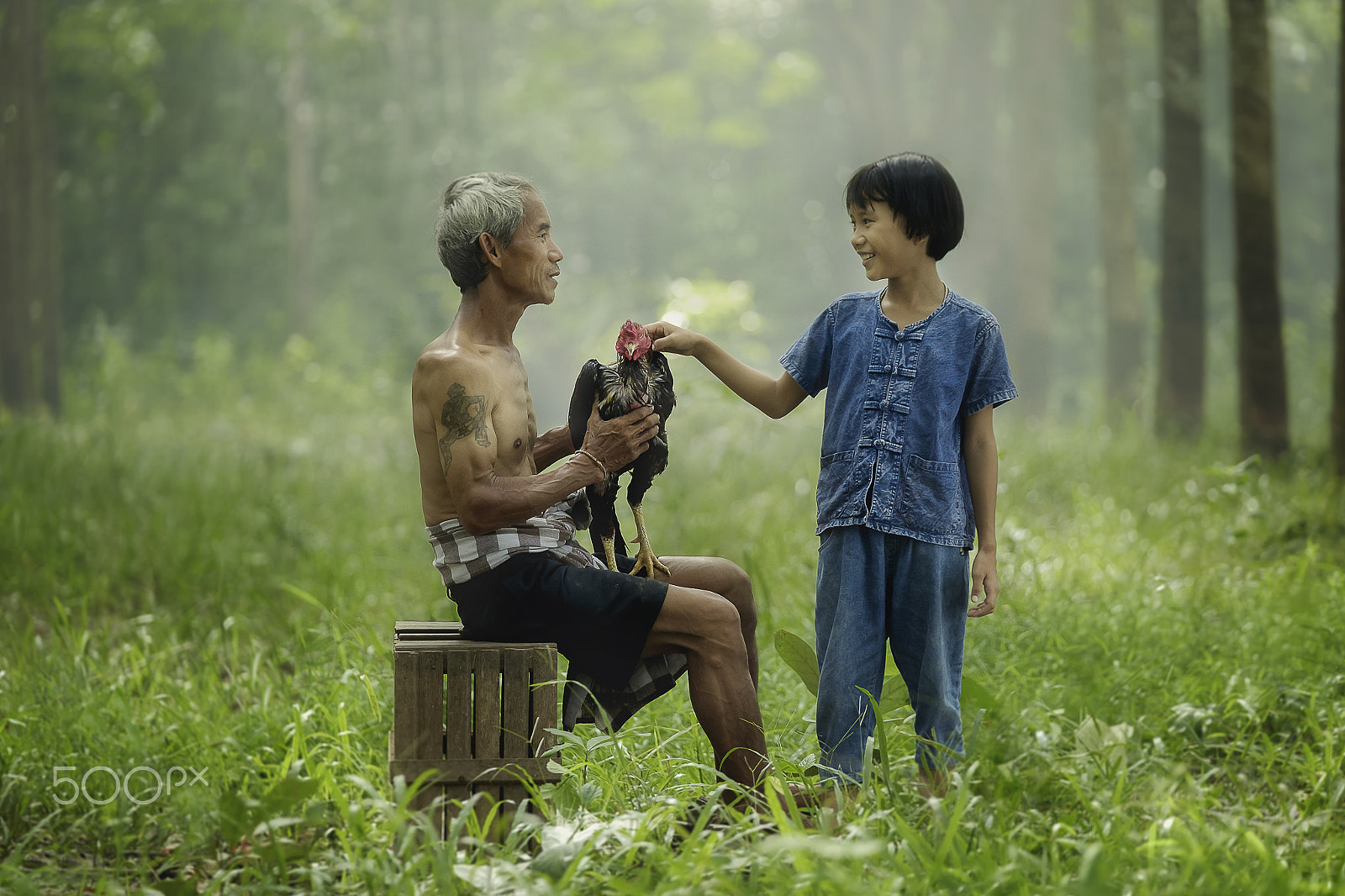 Fujifilm X-E2 + Fujifilm XF 50-140mm F2.8 R LM OIS WR sample photo. Father and daughter cleaning thai gamecock photography