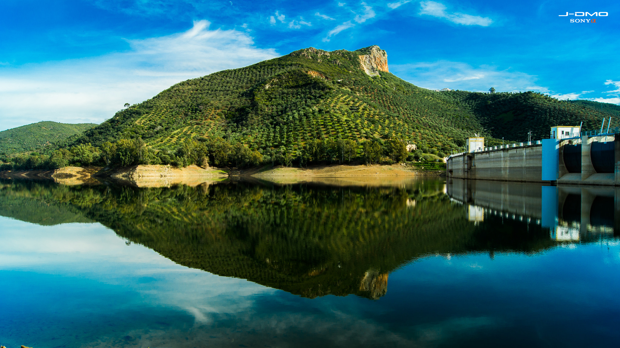 Sony SLT-A33 + Sony DT 18-55mm F3.5-5.6 SAM sample photo. Reflejos en la presa del guadalmellato  photography