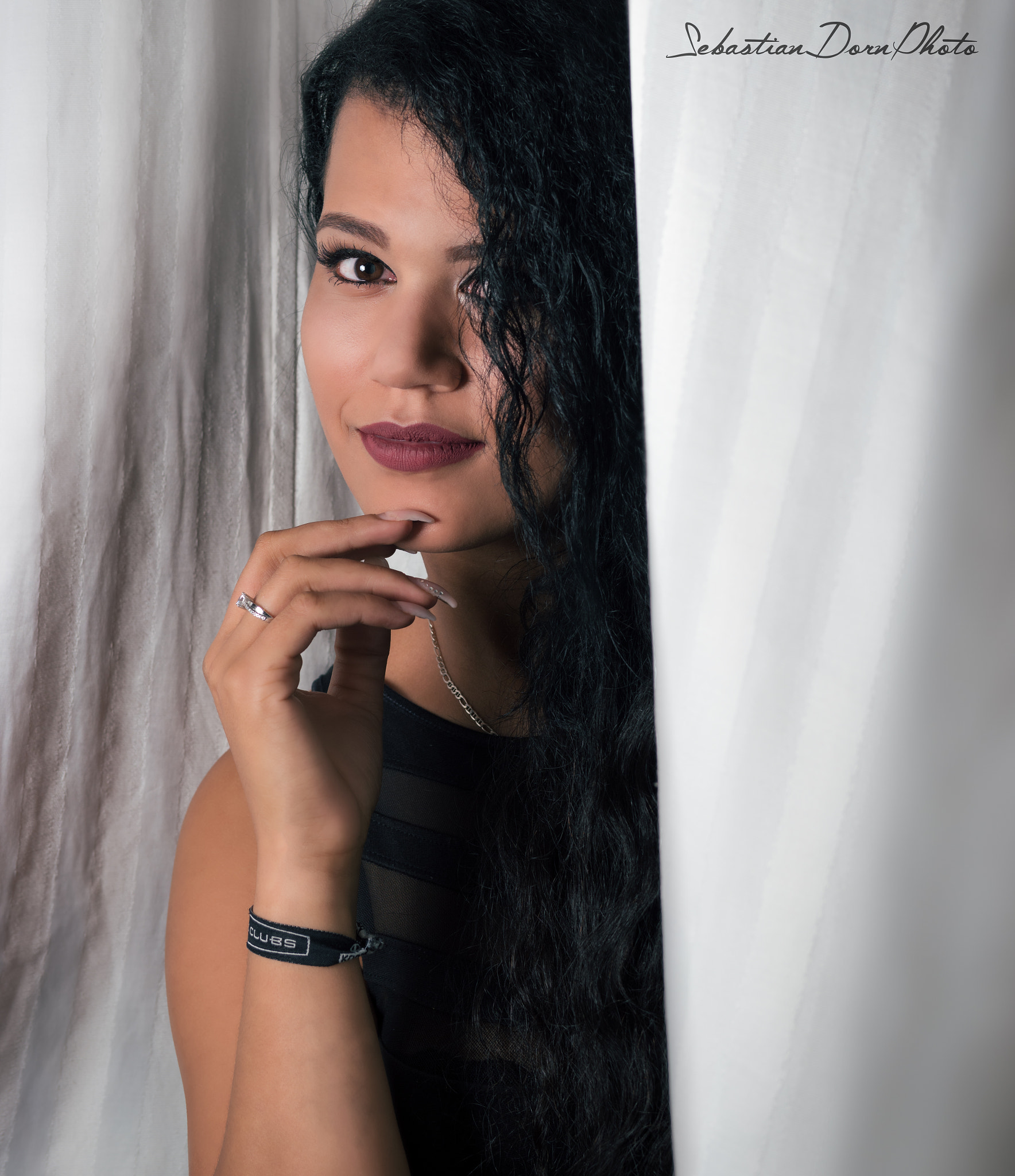 Samsung NX1 + Samsung NX 45mm F1.8 sample photo. Curtain photography
