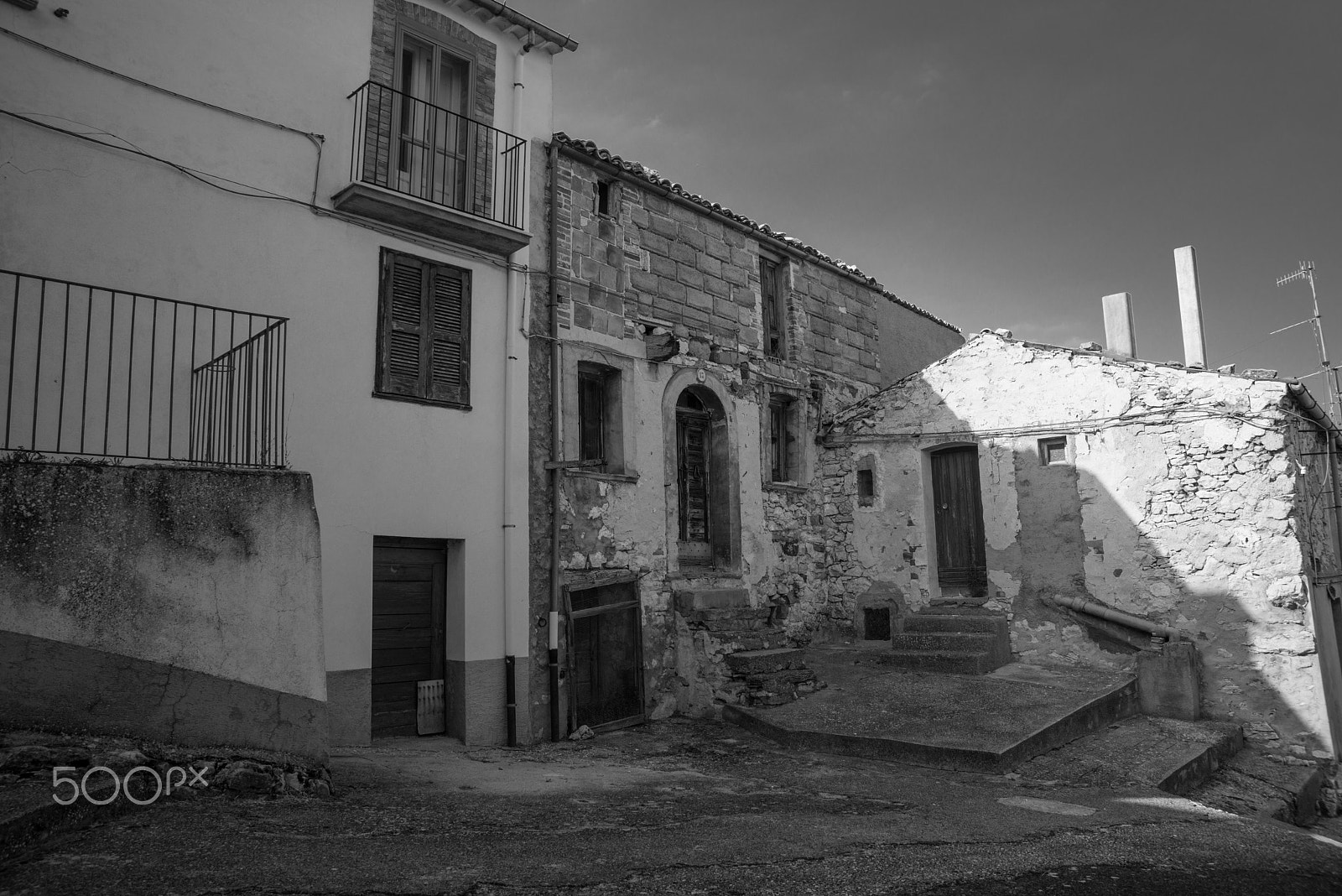 Nikon AF Nikkor 24-85mm F2.8-4D IF sample photo. Torricella peligna in bianco e nero photography