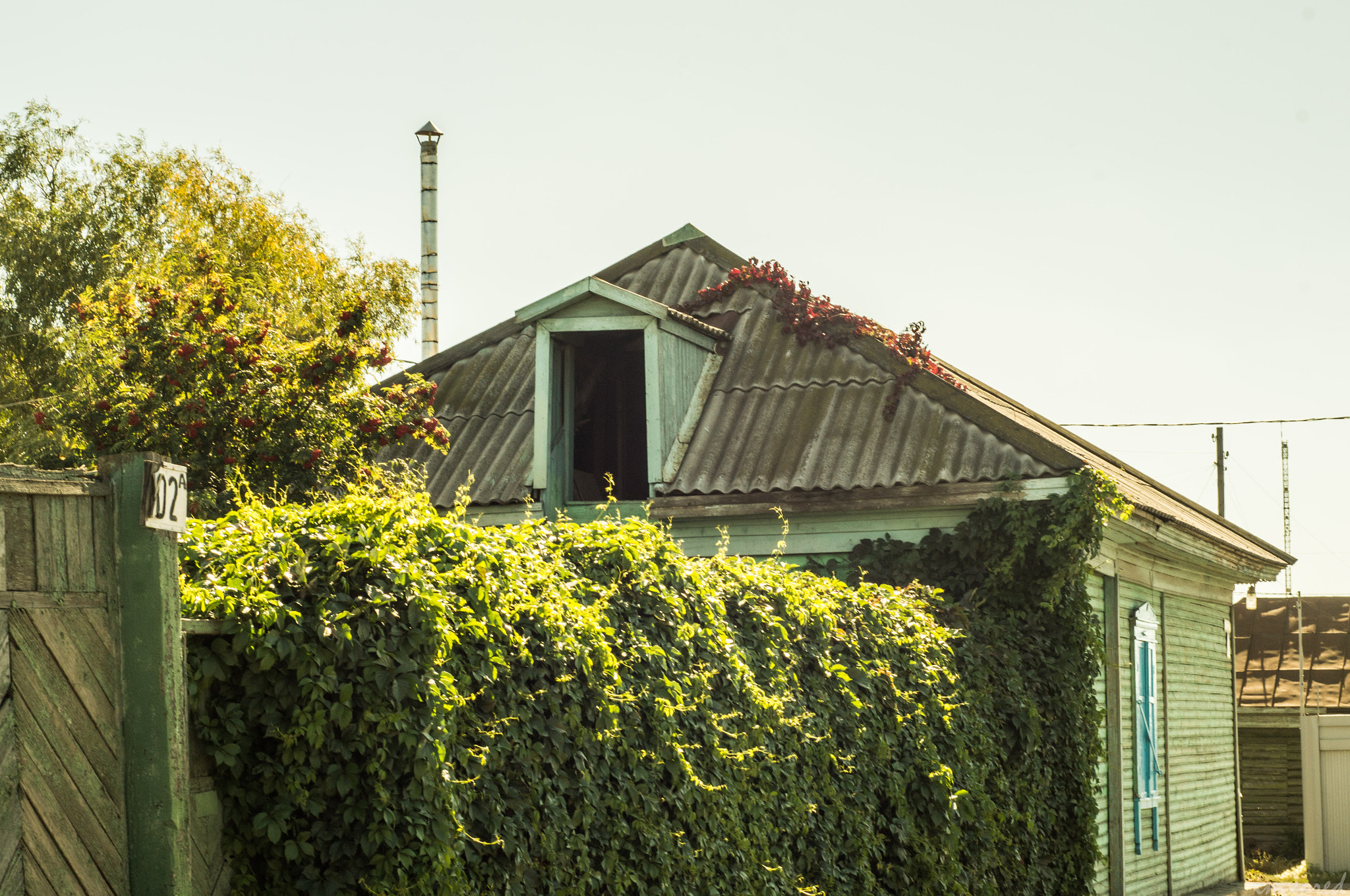 Sony SLT-A37 + Minolta AF 50mm F1.7 sample photo. Old house photography
