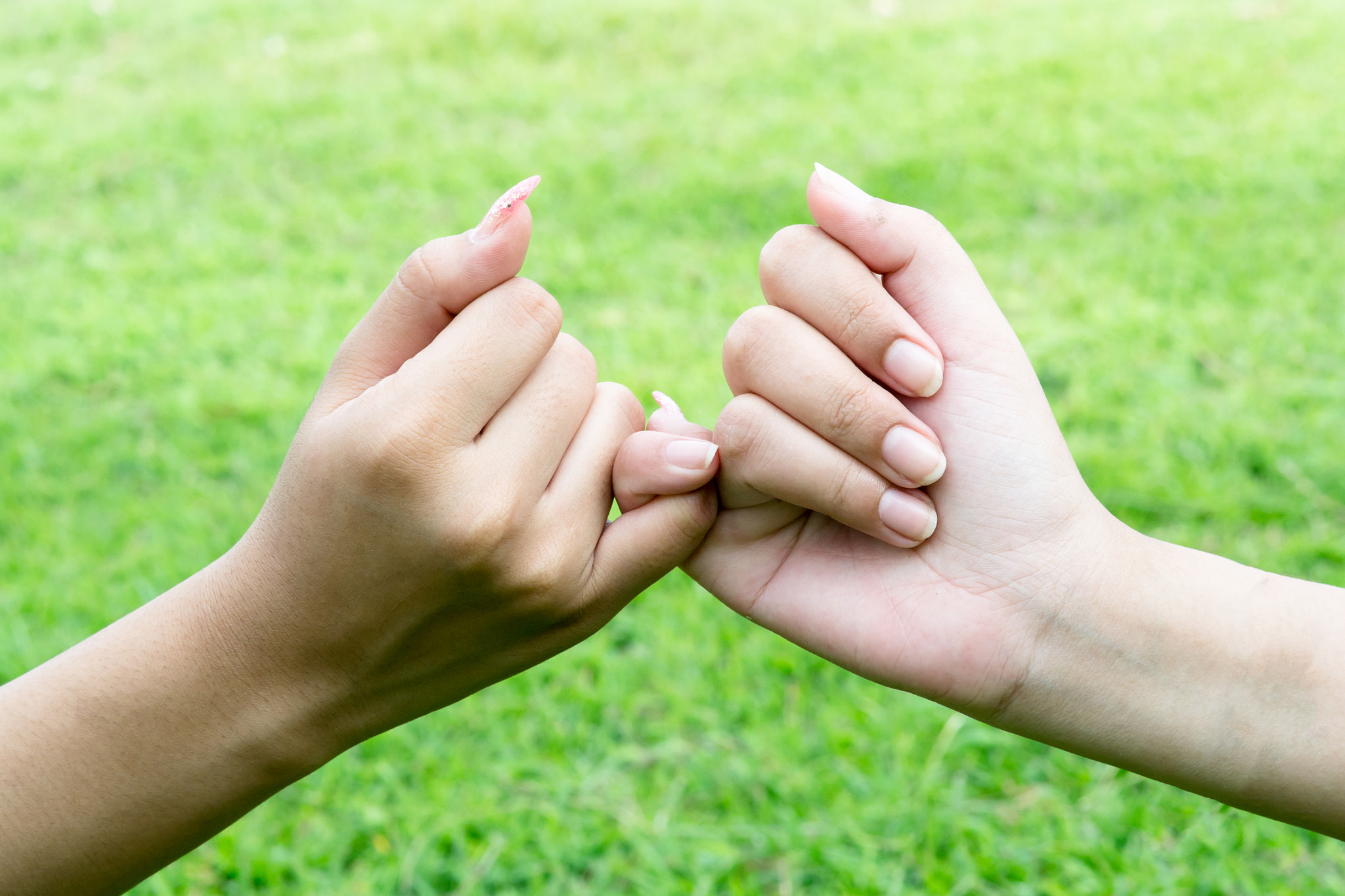 Nikon AF-S Micro-Nikkor 60mm F2.8G ED sample photo. Hands promises together photography