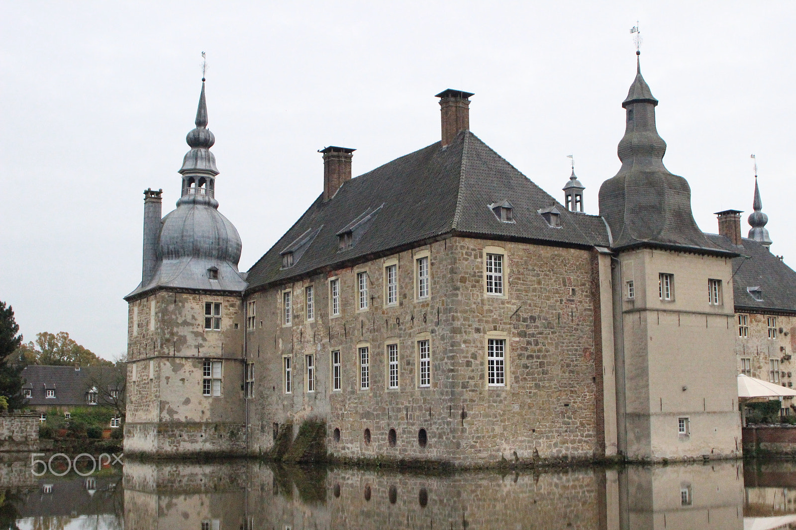 Canon EF 28-105mm f/3.5-4.5 USM sample photo. Schloss reflection photography