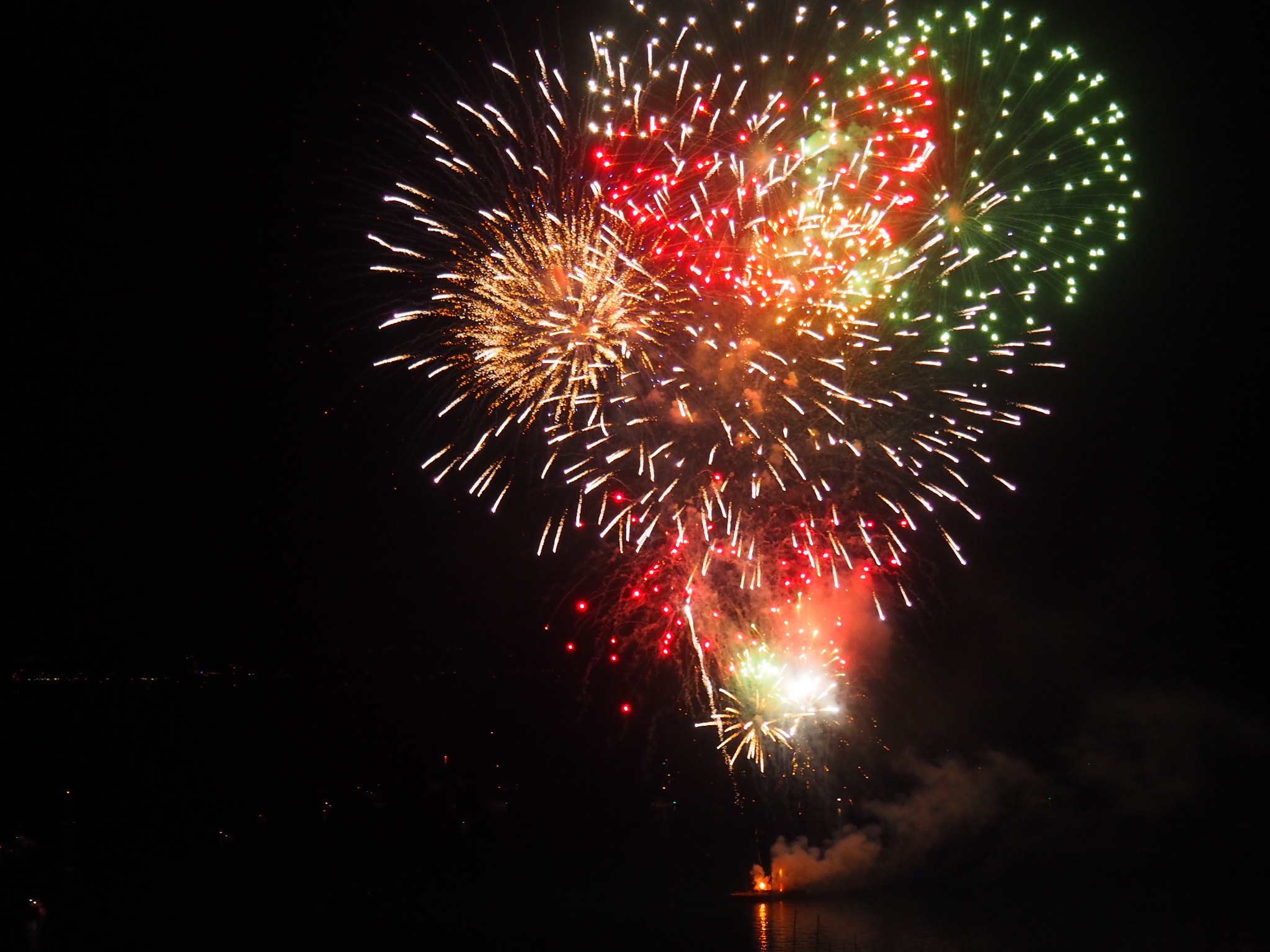 Olympus M.Zuiko Digital 14-42mm F3.5-5.6 II R sample photo. Summer 2016 fireworks at lake léman photography
