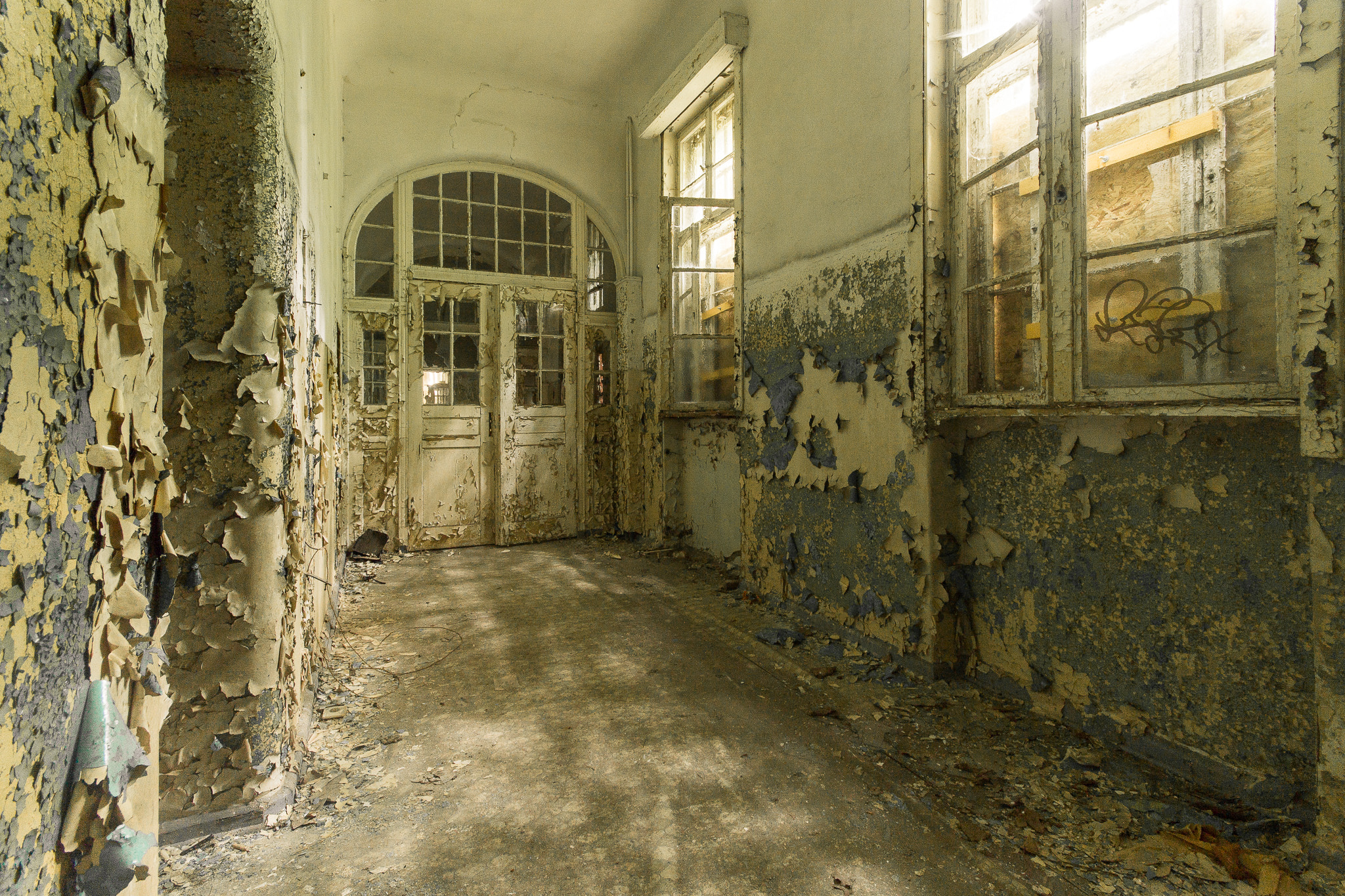 Canon EOS 1100D (EOS Rebel T3 / EOS Kiss X50) + Sigma 10-20mm F4-5.6 EX DC HSM sample photo. Abandoned psychiatry and sowjet military hospital photography