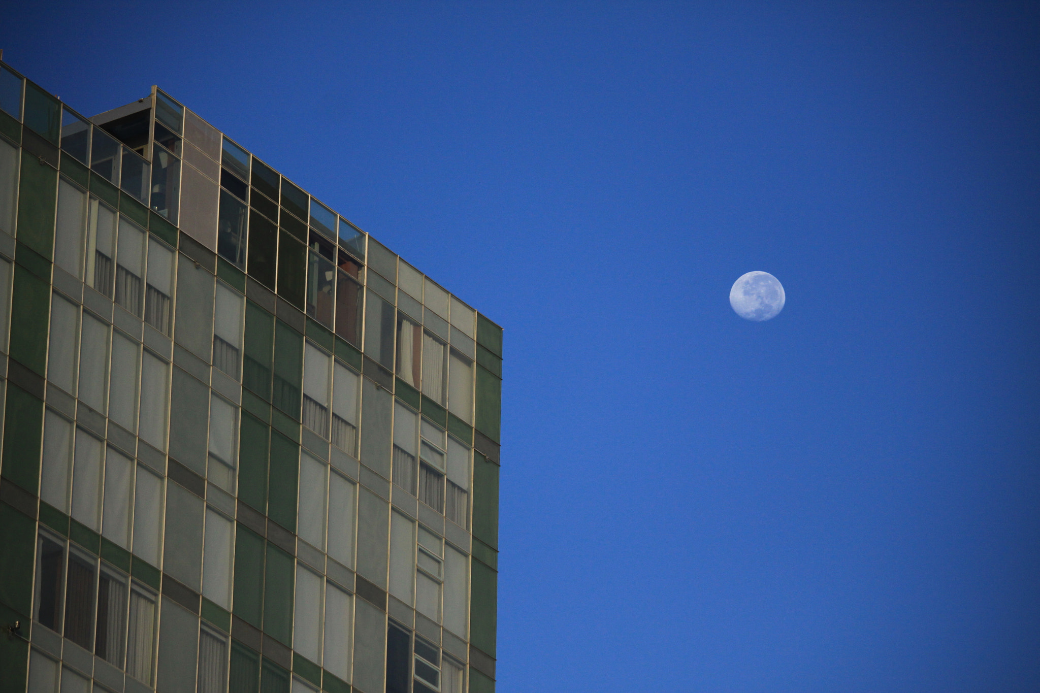 Canon EOS 50D + Canon EF-S 55-250mm F4-5.6 IS STM sample photo. Building and moon photography