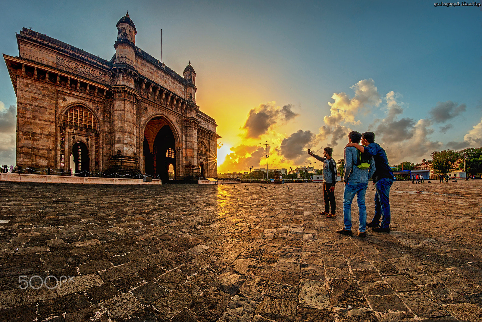 Samyang 12mm F2.8 ED AS NCS Fisheye sample photo. The golden selfie photography