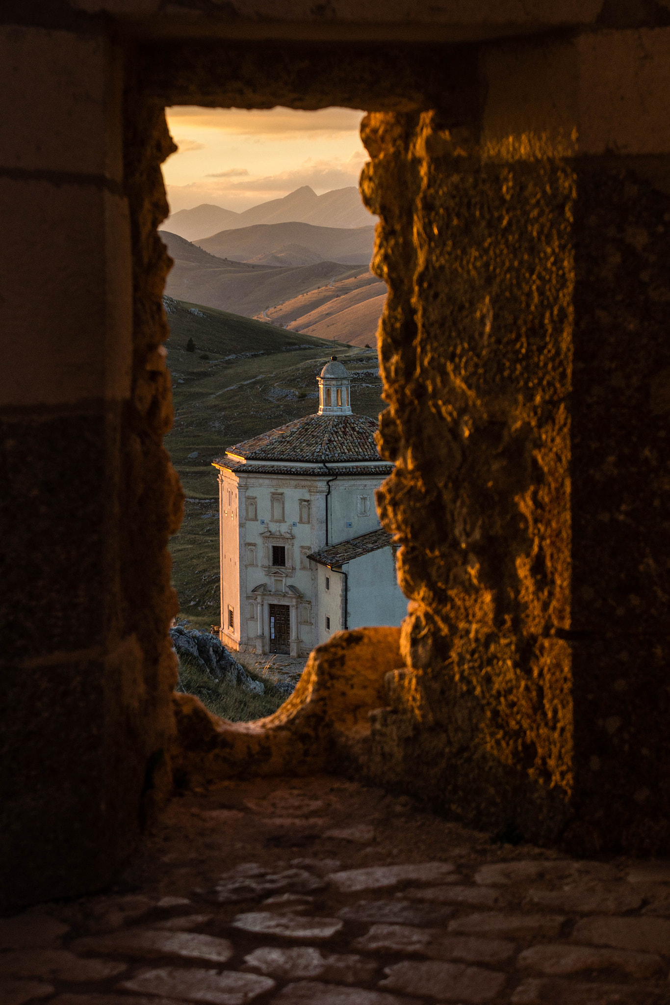 Canon EOS 60D + Sigma 18-50mm F2.8-4.5 DC OS HSM sample photo. Rocca calascio photography