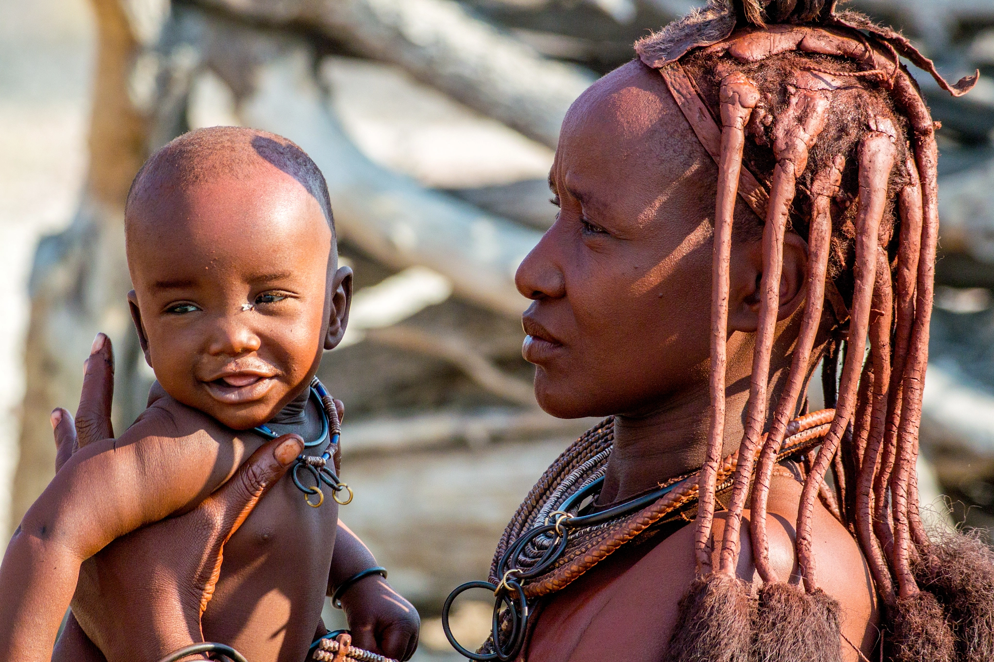 Nikon 1 Nikkor VR 70-300mm F4.5-5.6 sample photo. Mujer himba con niño photography