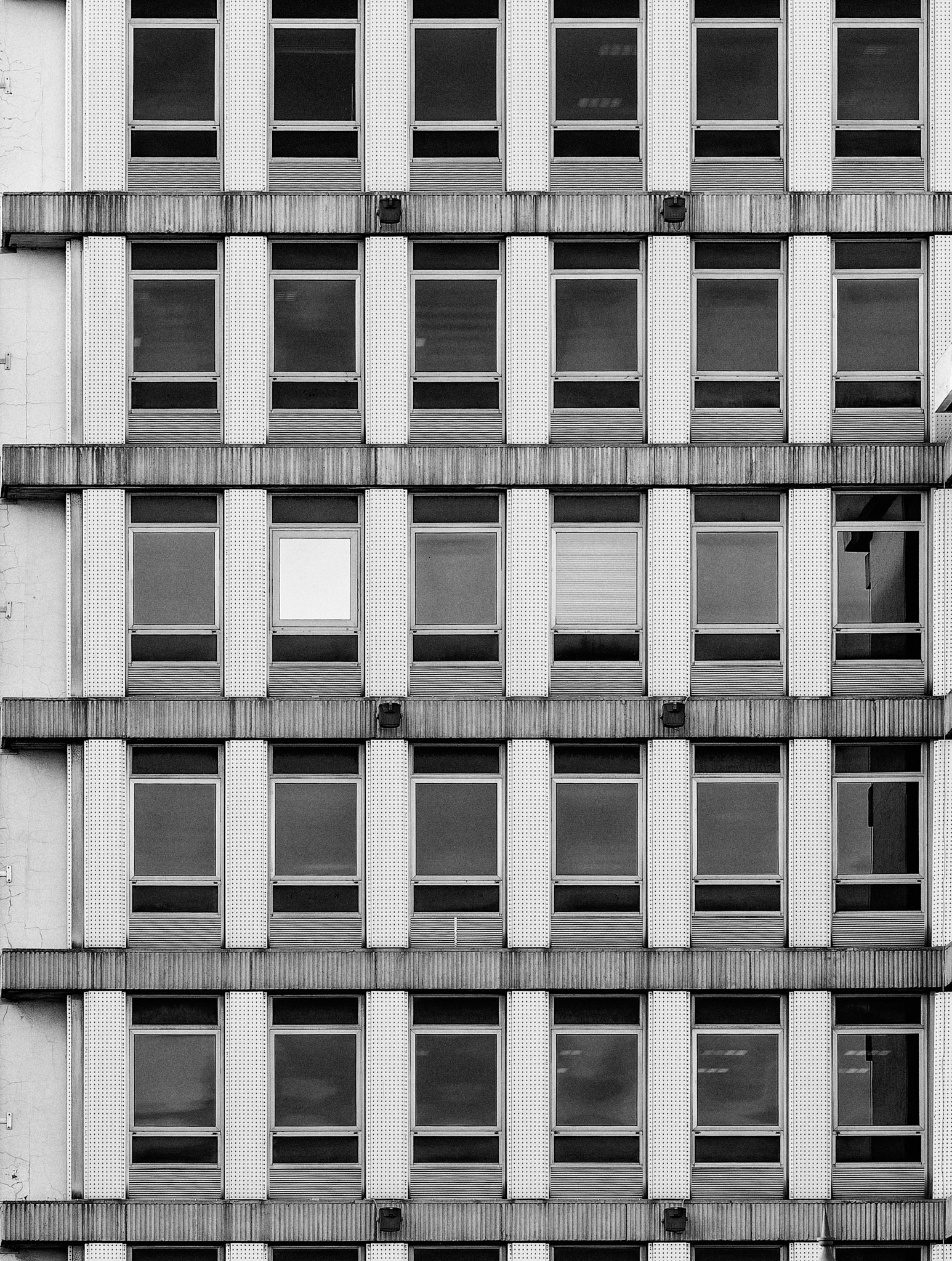 Nikon AF-S Nikkor 70-200mm F4G ED VR sample photo. Office windows photography