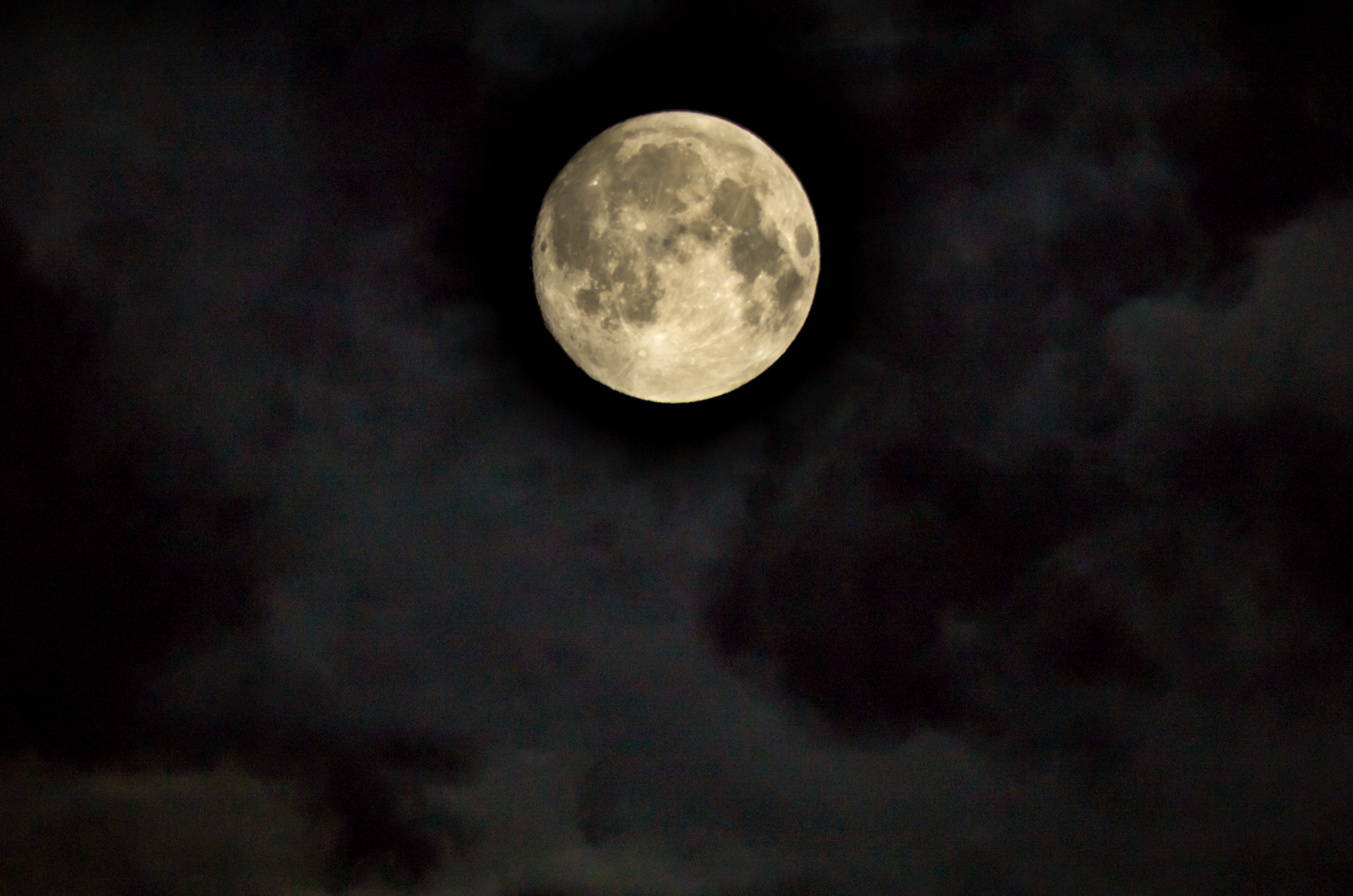 Tamron AF 70-300mm F4-5.6 Di LD Macro sample photo. Full moon photography