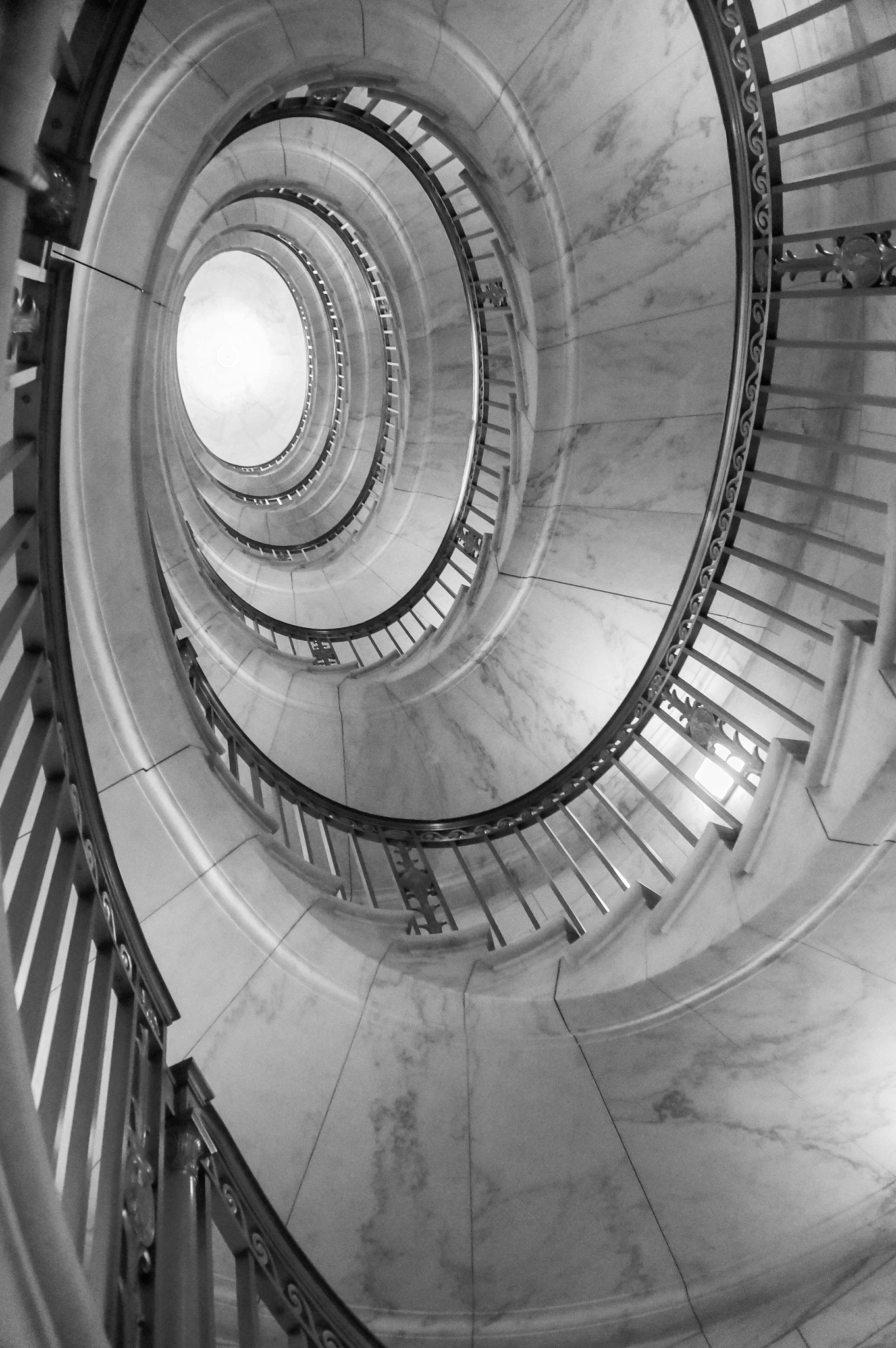 Sony Alpha NEX-6 + Sony E PZ 18-105mm F4 G OSS sample photo. Spiral staircase in us supreme court building photography