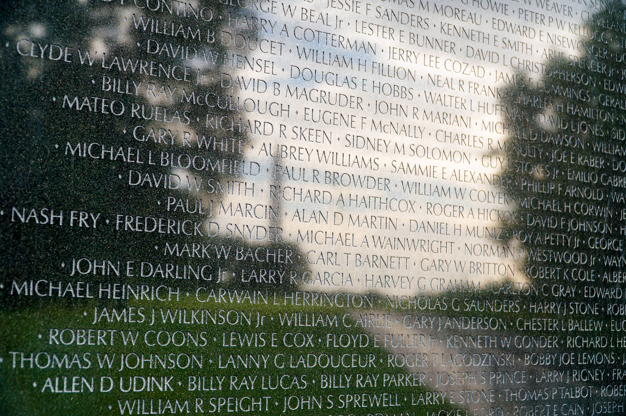 Sony Alpha NEX-6 + Sony E PZ 18-105mm F4 G OSS sample photo. Vietnam war memorial in early morning 3 photography