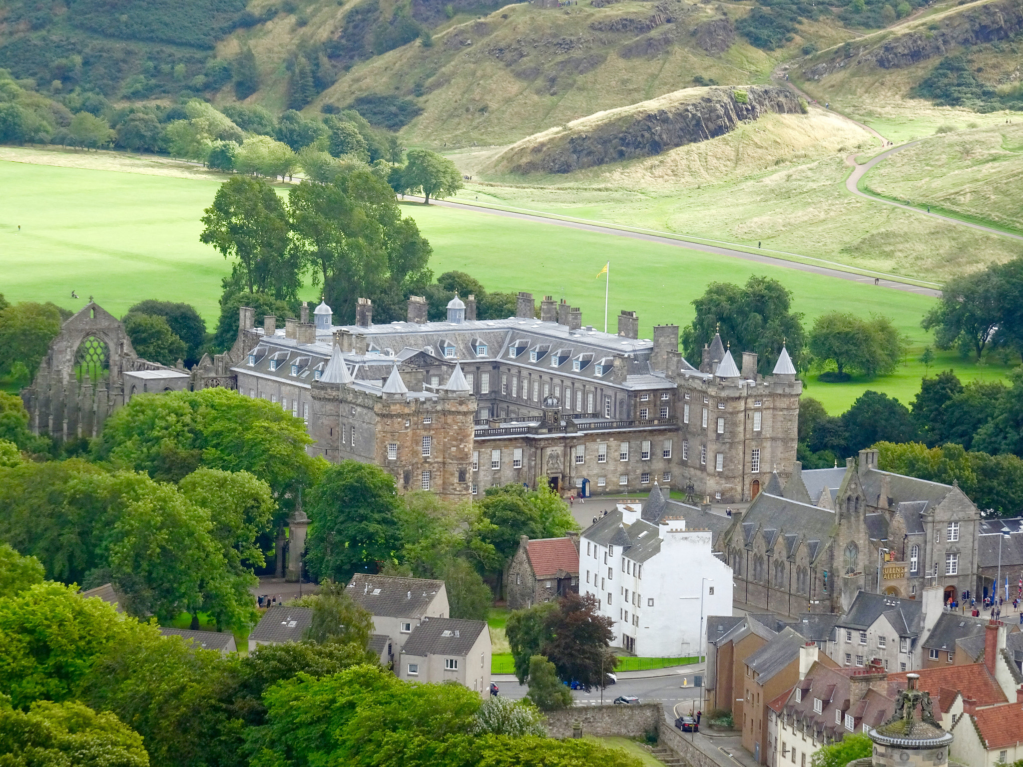 Sony Cyber-shot DSC-HX90V + Sony 24-720mm F3.5-6.4 sample photo. Holyrood castle photography