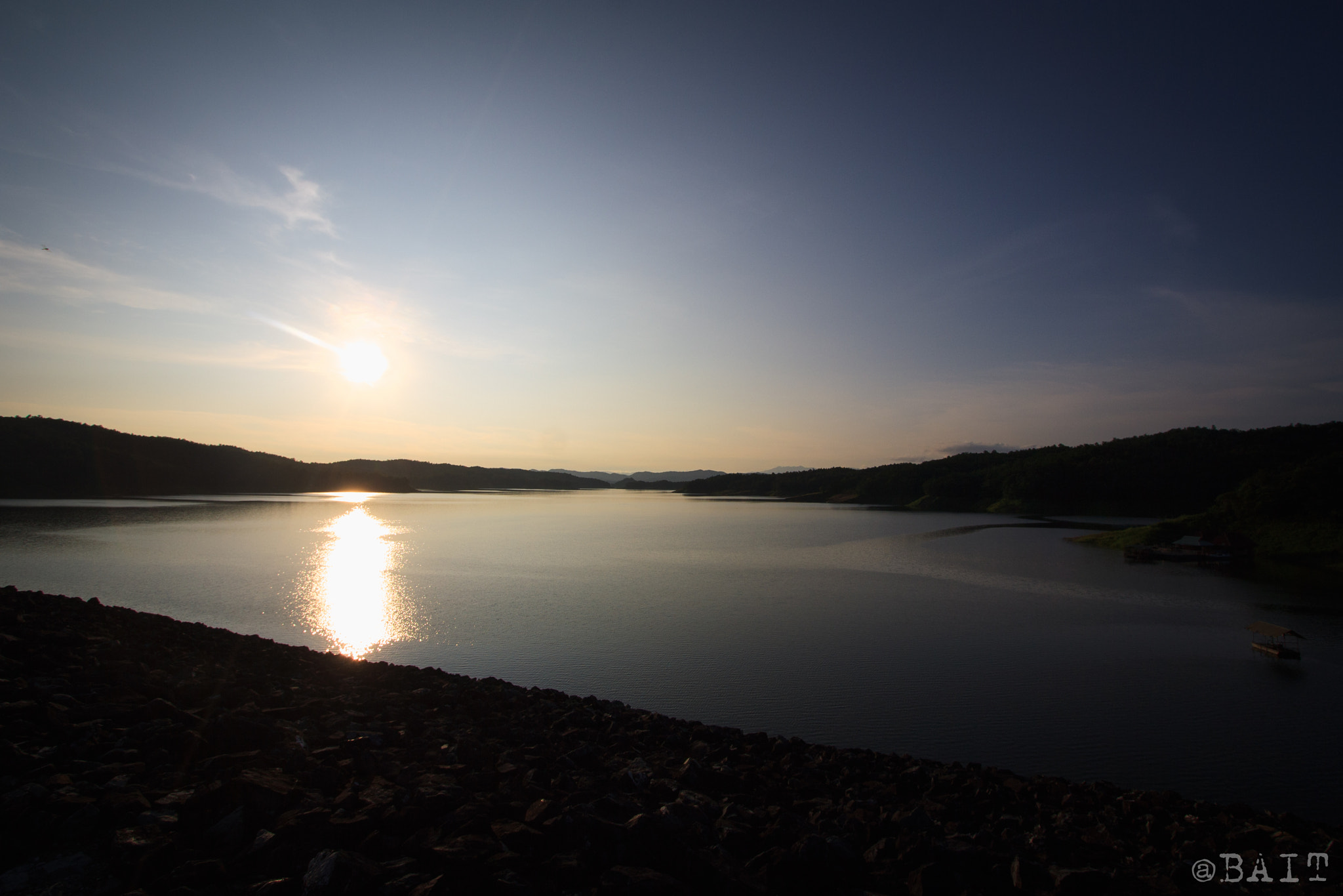 Canon EOS 1000D (EOS Digital Rebel XS / EOS Kiss F) sample photo. River with the sun. photography