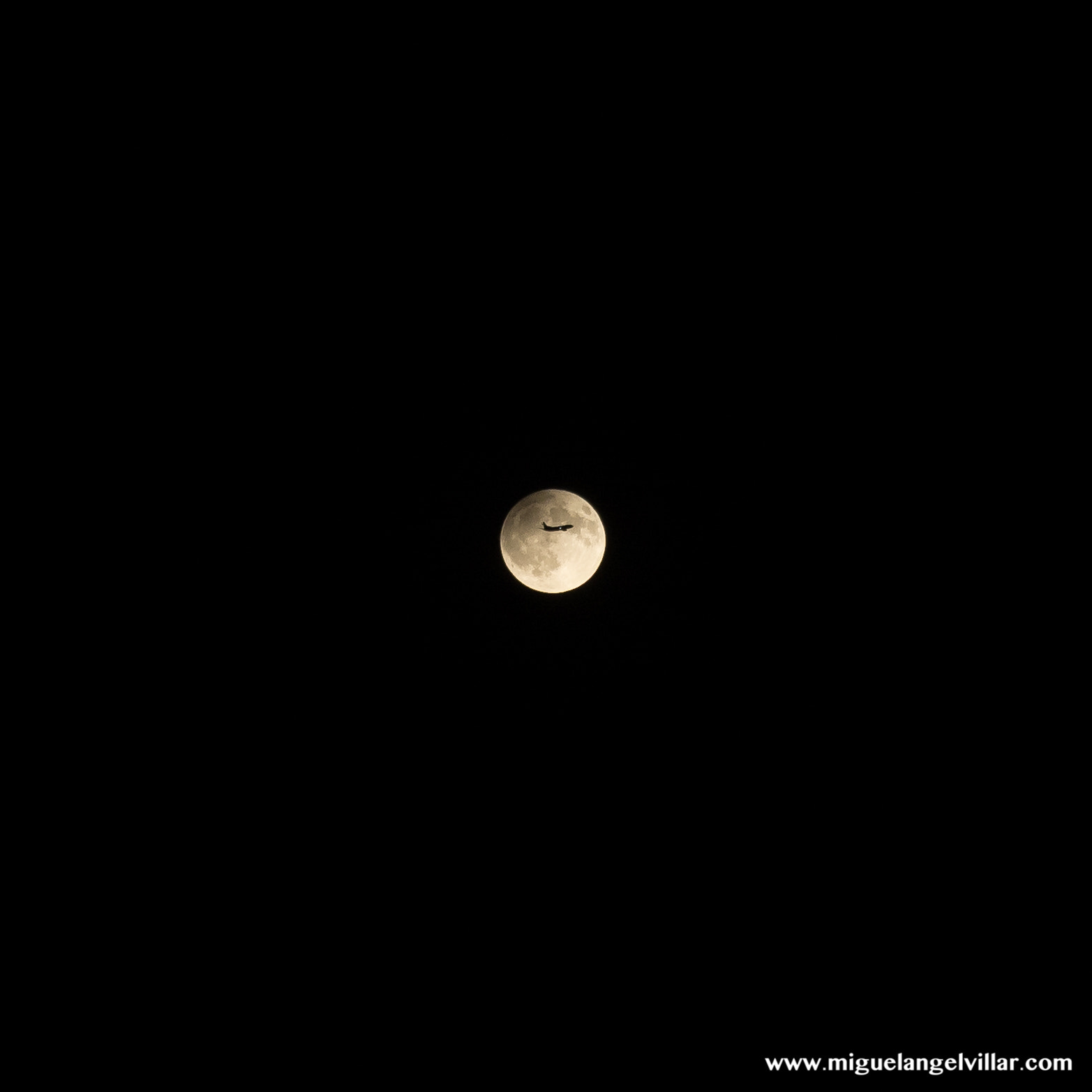 Olympus M.Zuiko Digital ED 40-150mm F2.8 Pro sample photo. Flying to the moon photography