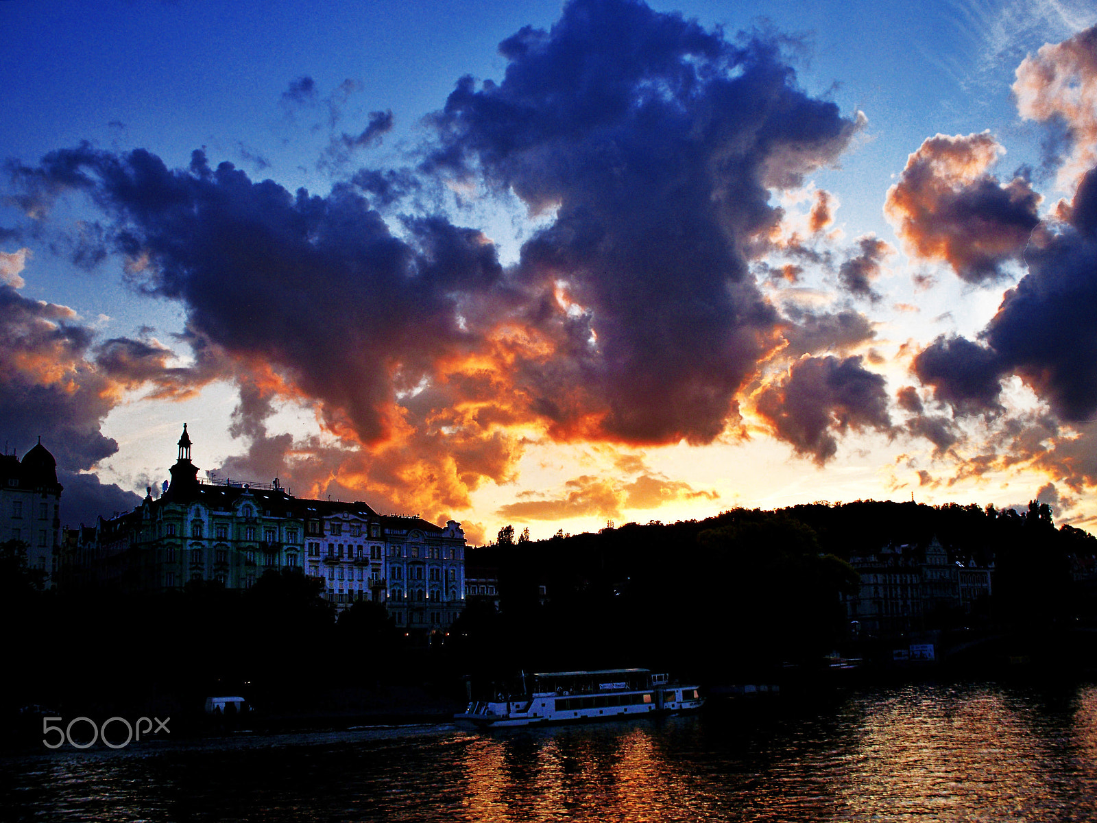 Kodak EASYSHARE Z1485 IS DIGITAL CAMERA sample photo. Night fall prague photography