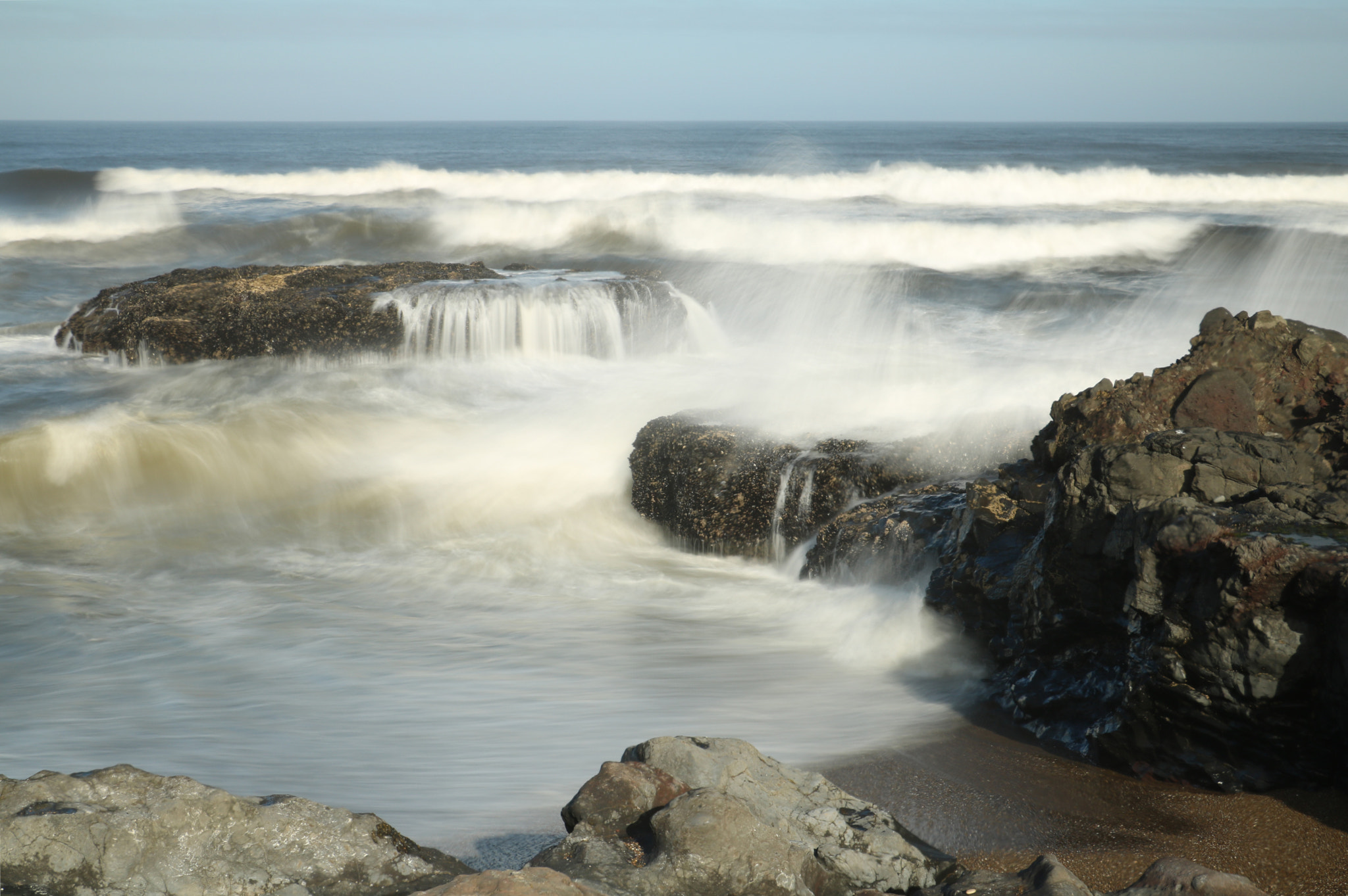 Canon EOS 760D (EOS Rebel T6s / EOS 8000D) sample photo. Rocks steady in a chaotic surf photography