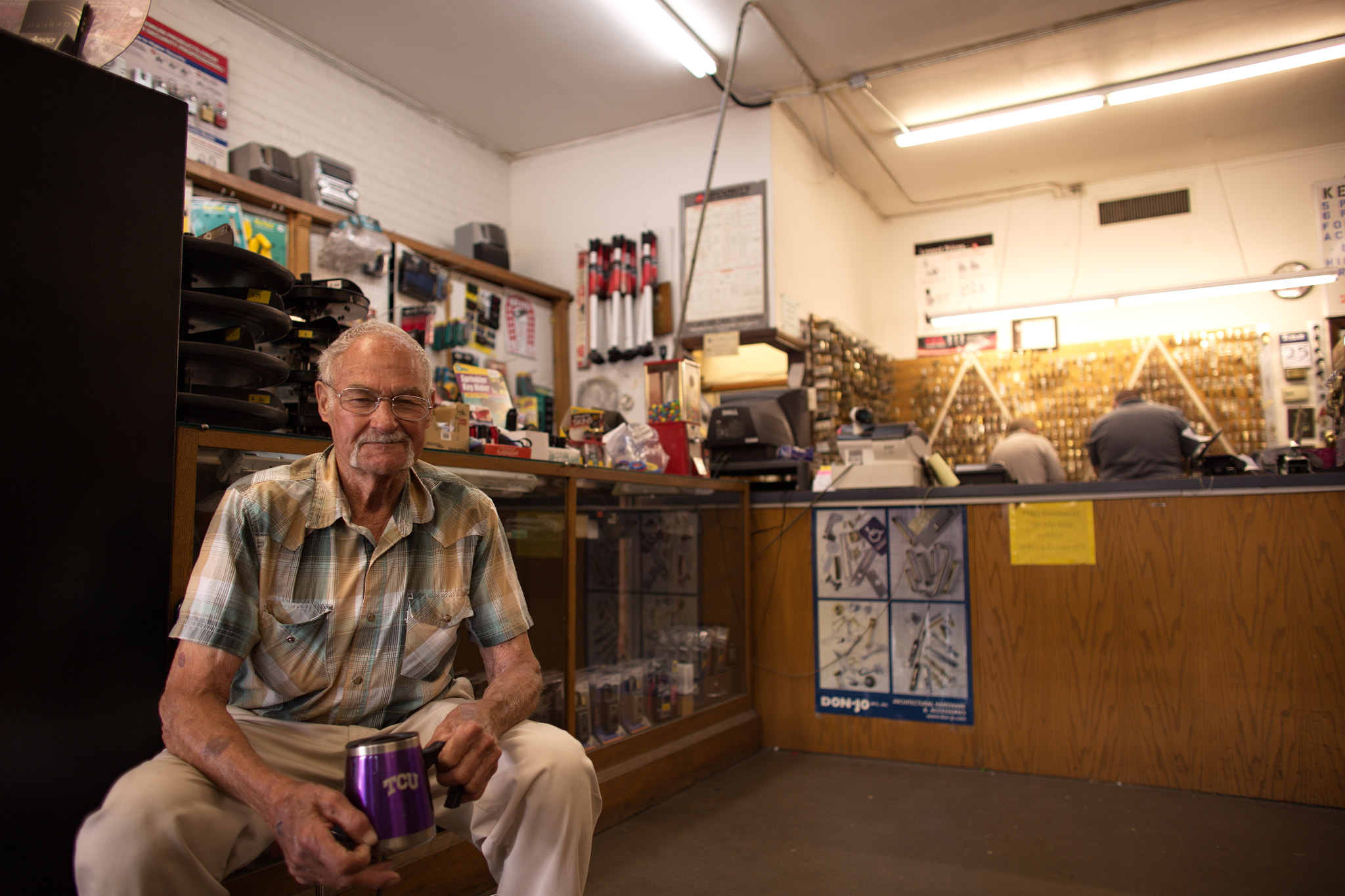 Canon EOS 6D + Canon EF 24mm f/1.4L sample photo. Old man in a key shop photography