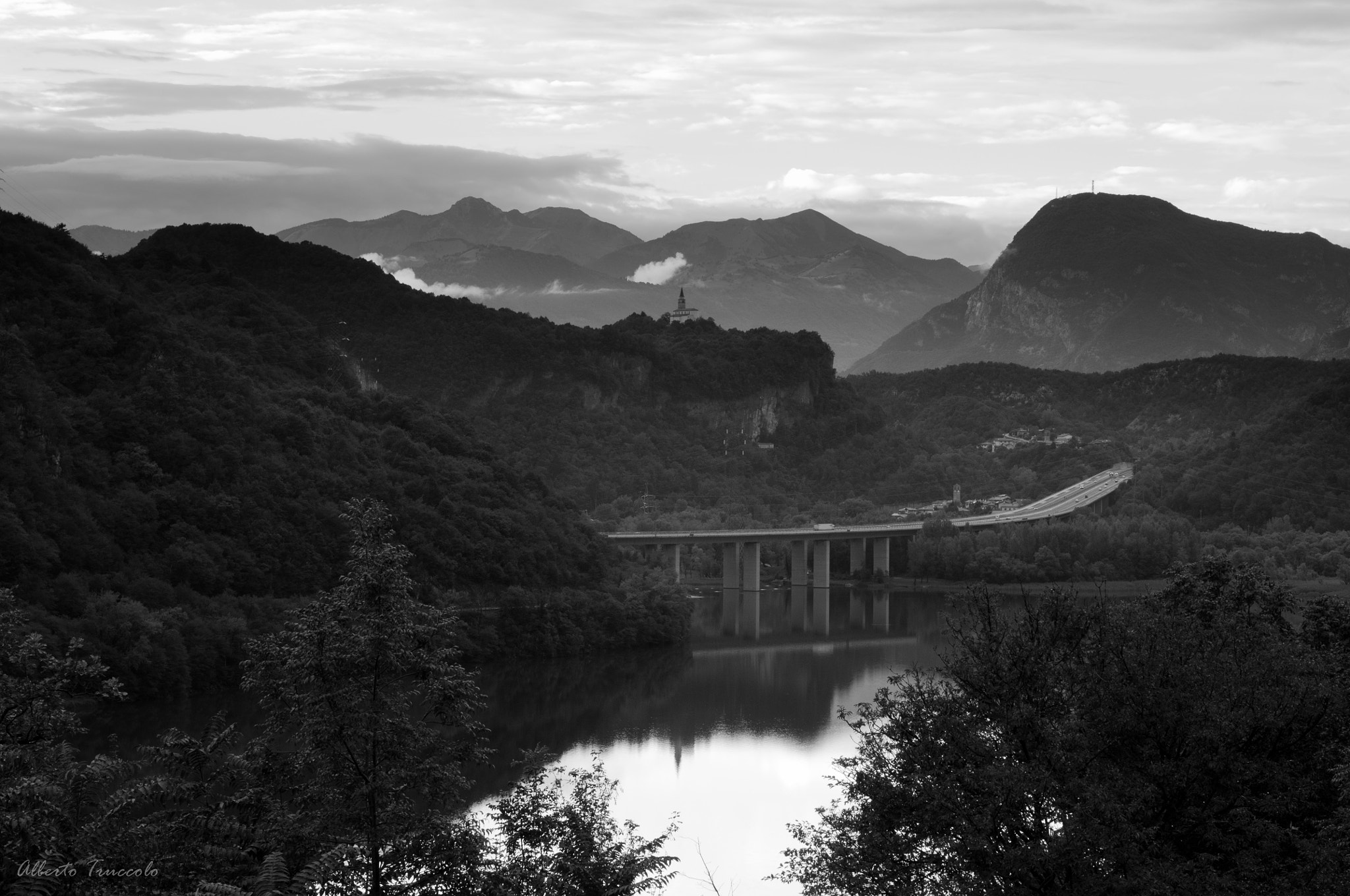 Sigma 17-70mm F2.8-4 DC Macro OS HSM | C sample photo. The lake photography