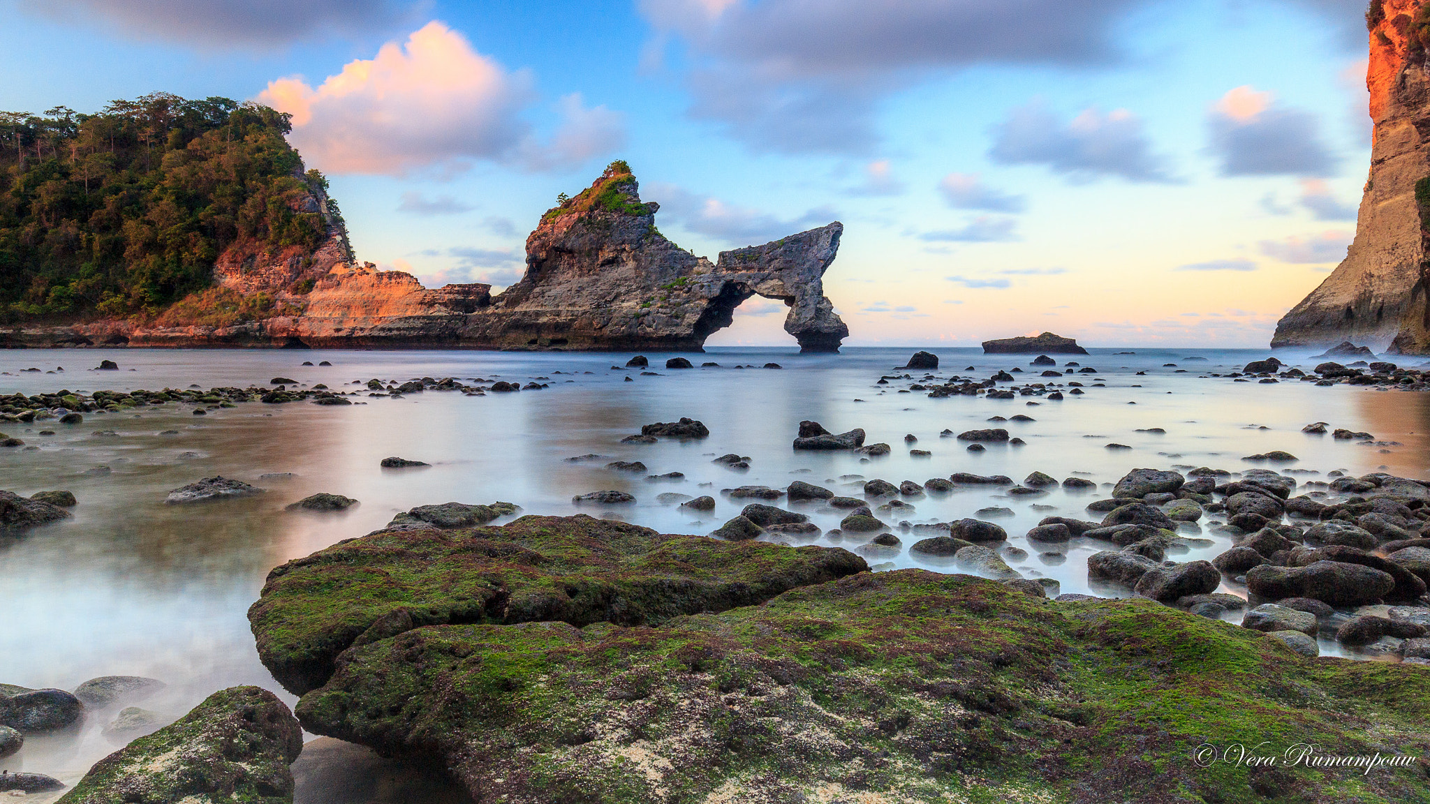 Canon EOS 600D (Rebel EOS T3i / EOS Kiss X5) + Canon EF 16-35mm F4L IS USM sample photo. This is in indonesia. location: atuh beach, nusa penida, klungkung, bali. photography