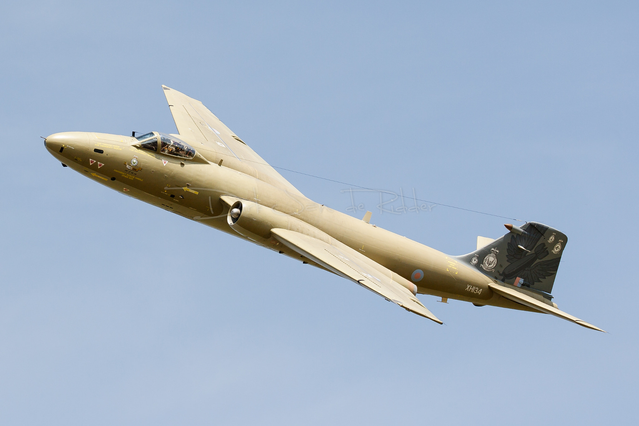 Canon EF 100-400mm F4.5-5.6L IS USM sample photo. Royal air force canberra pr9 xh134 photography