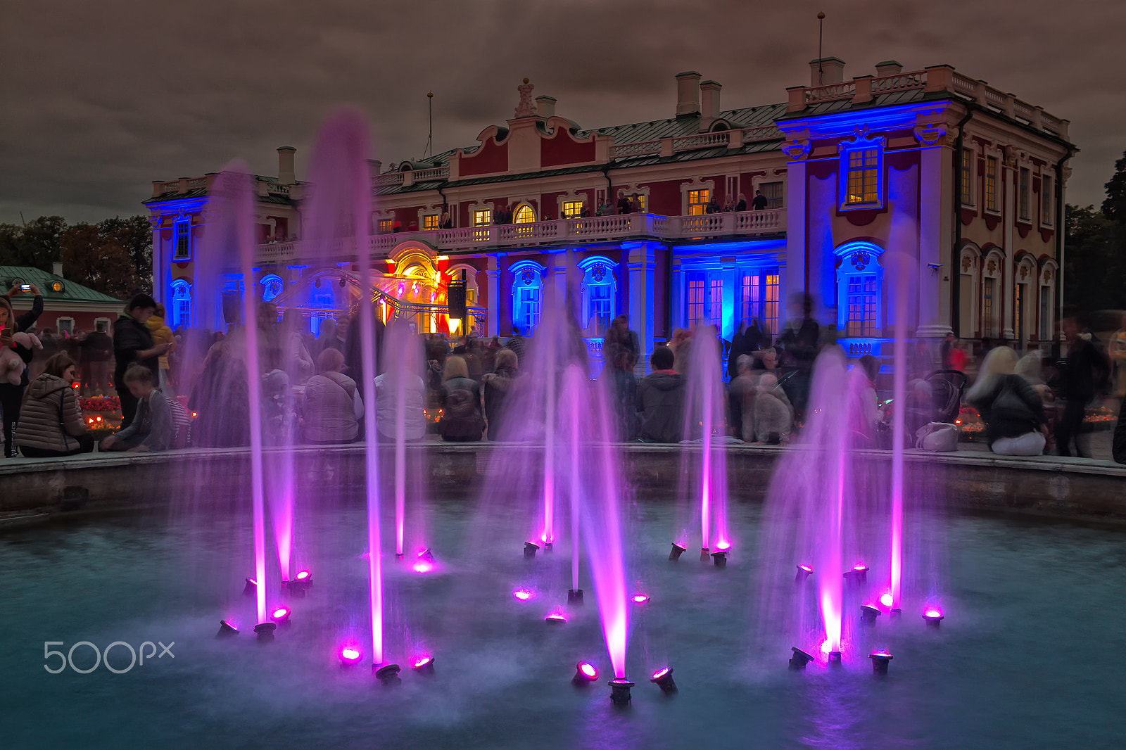 Canon EF-S 24mm F2.8 STM sample photo. Lit fountain in the kadriorg park photography