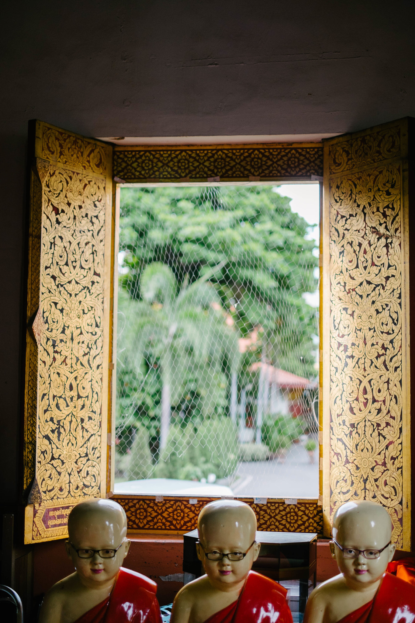 Fujifilm X-M1 + Fujifilm XF 35mm F1.4 R sample photo. Chiang mai monks photography