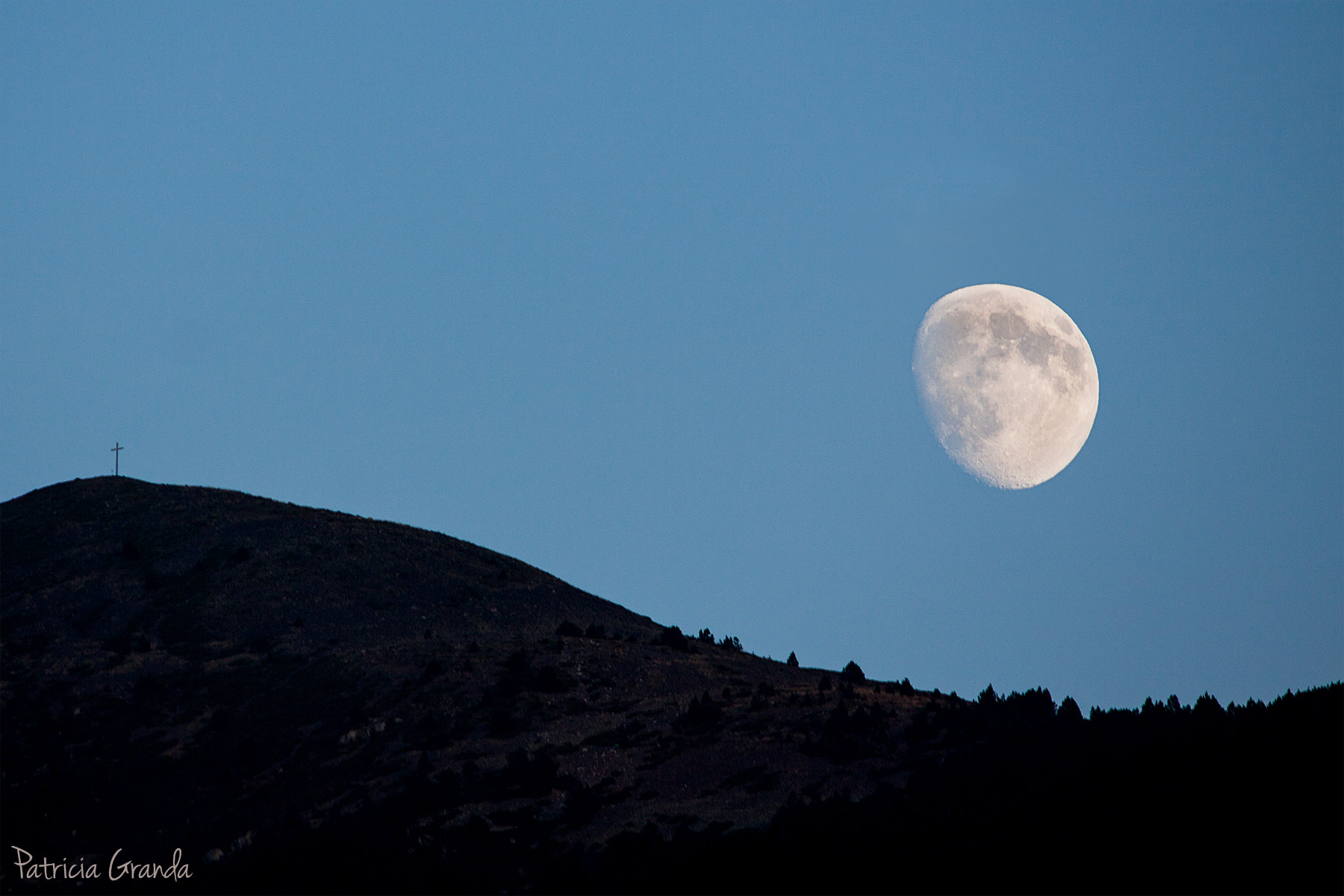 Canon EOS 50D + Canon EF-S 55-250mm F4-5.6 IS sample photo. Moon photography