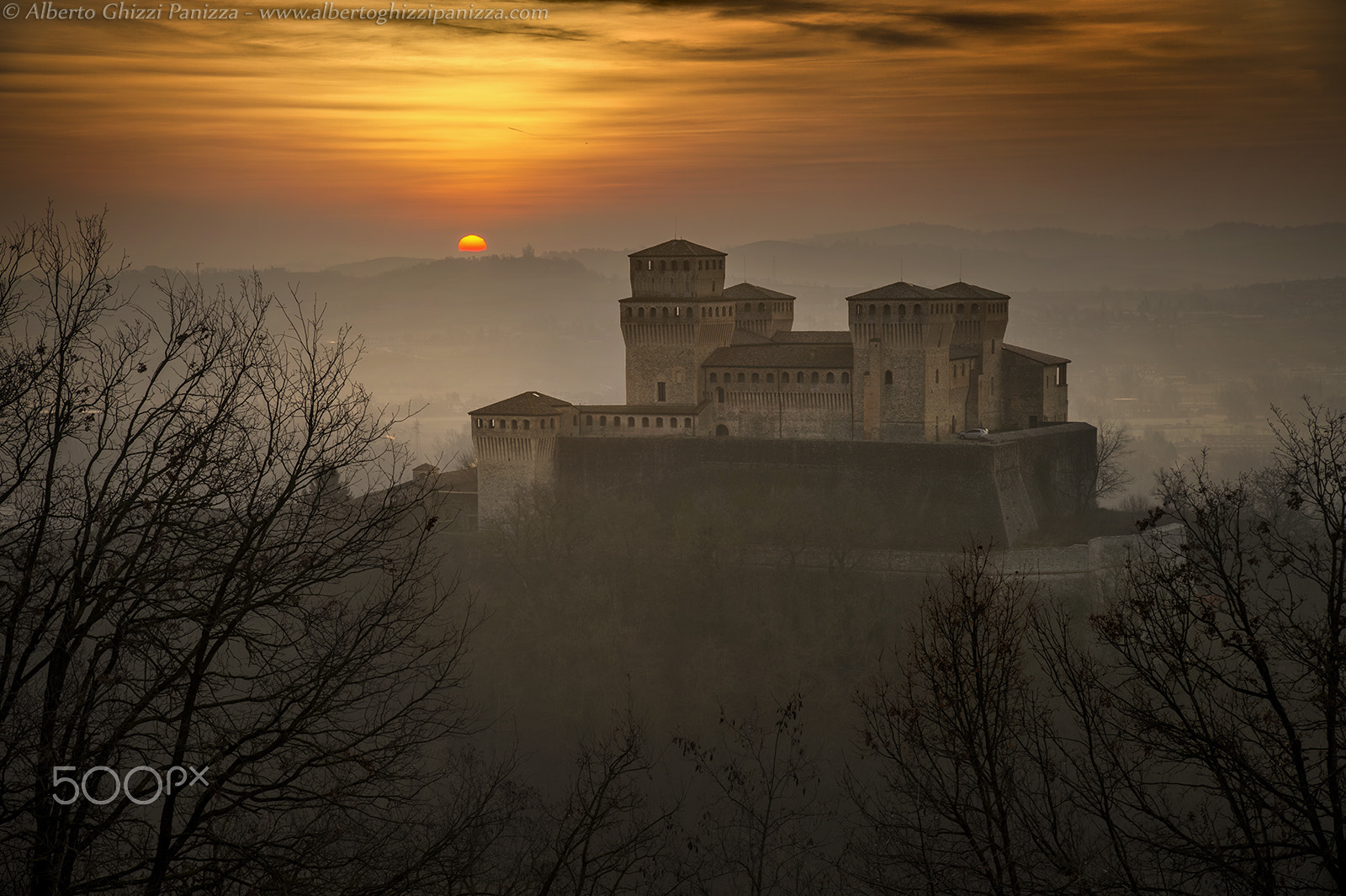 Nikon D4S + Nikon AF-S Nikkor 24-120mm F4G ED VR sample photo. Sunrise at torrechiara photography