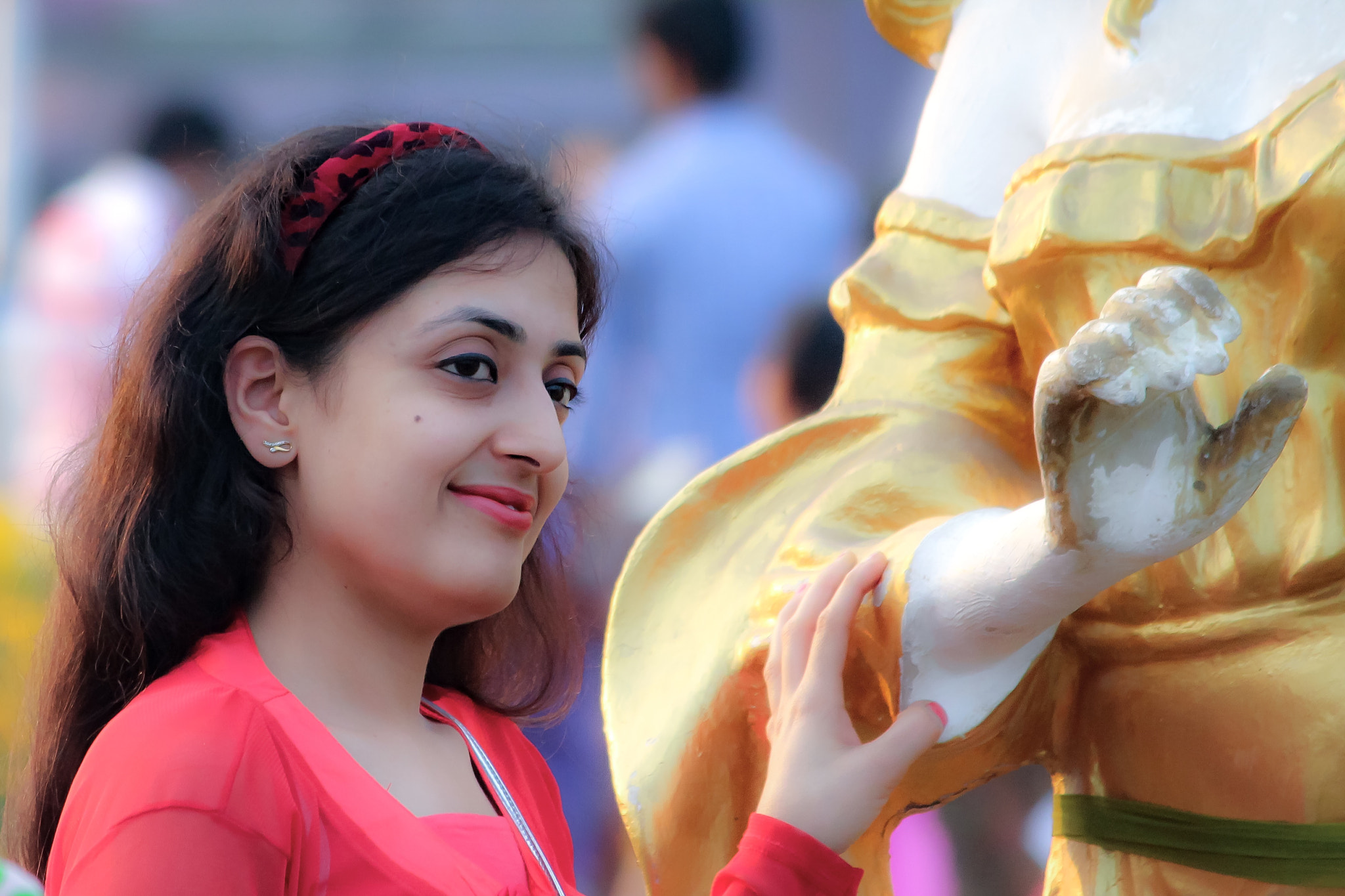 Canon EF-S 55-250mm F4-5.6 IS II sample photo. Beauty leaning against a statue photography