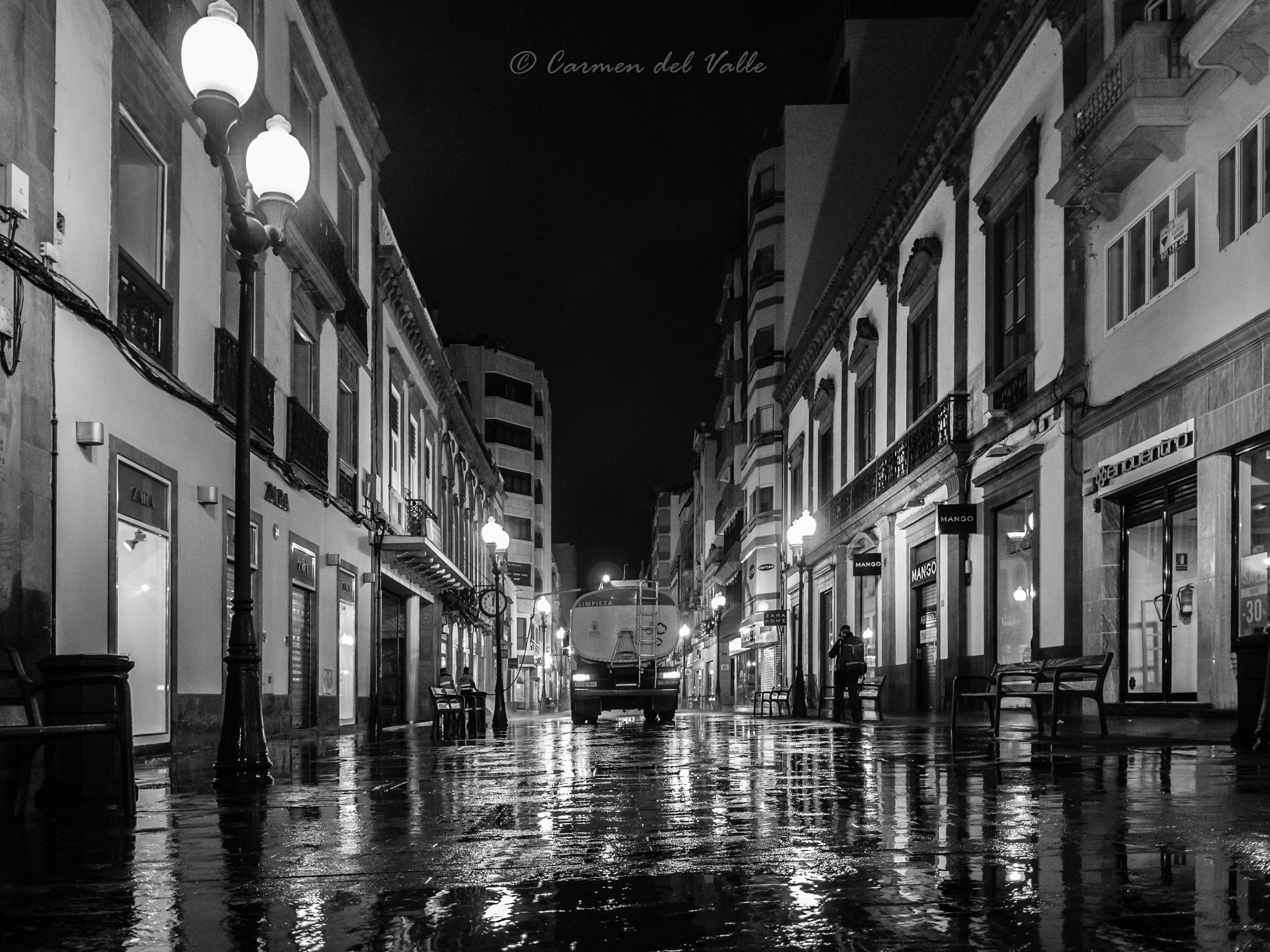 Olympus OM-D E-M5 II sample photo. El agua anda descalza por las calles mojadas. photography